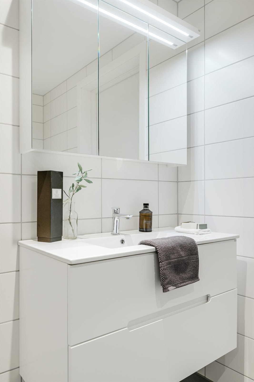 Hovedbad - Servantskap med to skuffer og speilsskap med belysning over. Galleribilde