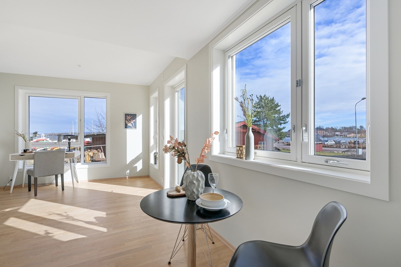 Kjøkken gir mulighet for utvidelse av innredning eller plass til mindre spisebord. Galleribilde