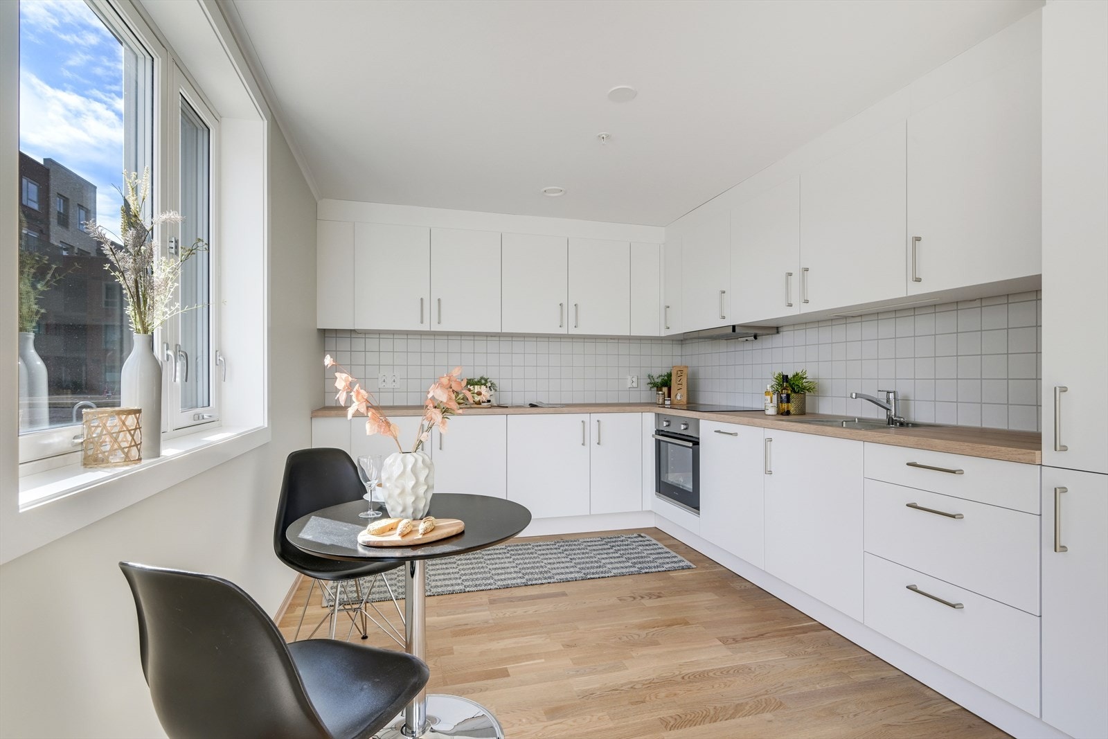 KEO kjøkken med mye skapplass og integrerte hvitevarer. Galleribilde