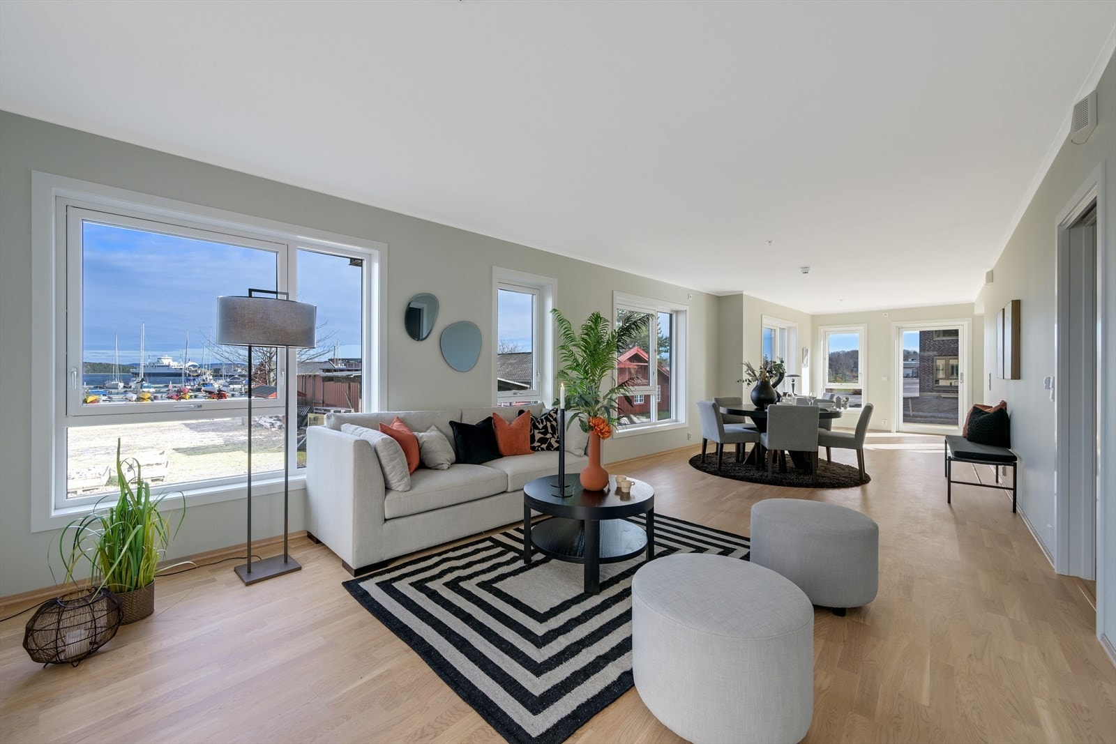 Velkommen til denne lekre 4-roms leilighet i 1. linje mot sjøen i Bankløkka 14A. Galleribilde