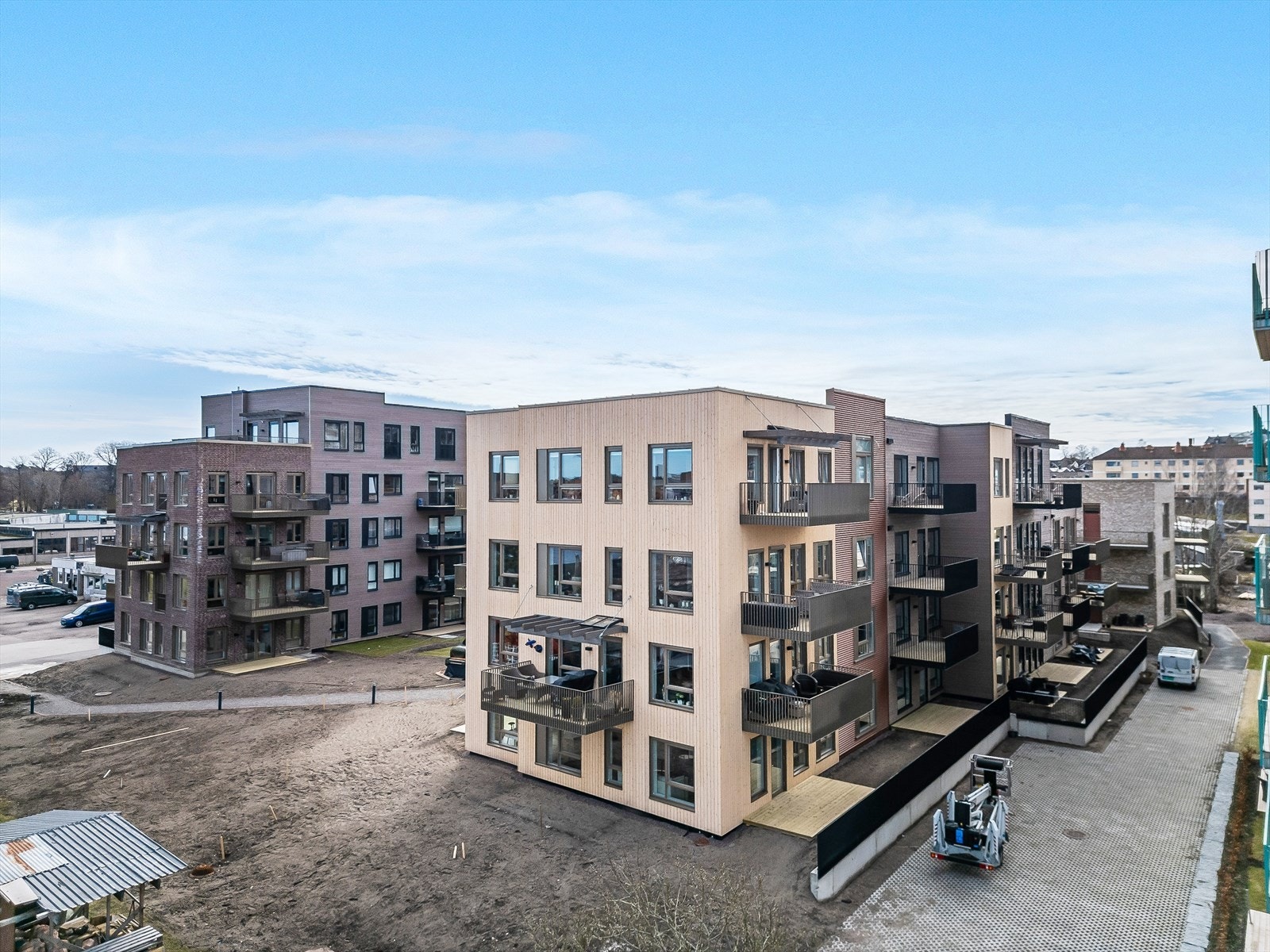 Fasade - Leiligheten ligger i 1. etasje i den lyse bygningen. Galleribilde