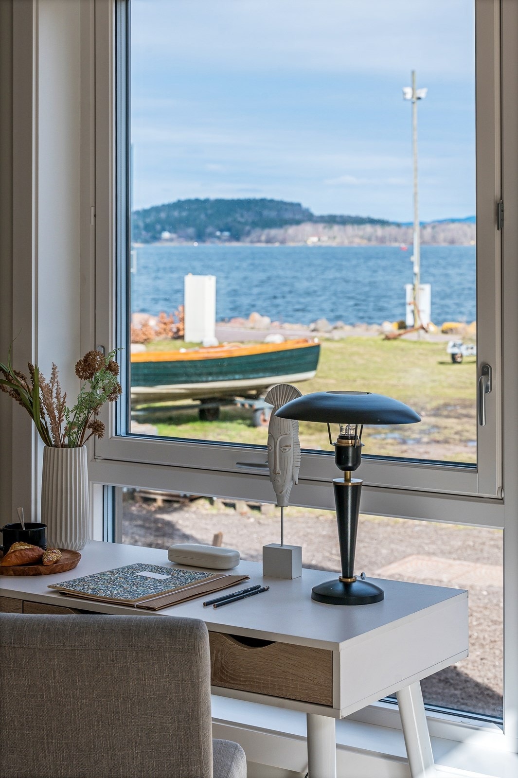 Nydelig utsikt til Indre havn fra stuen. Galleribilde