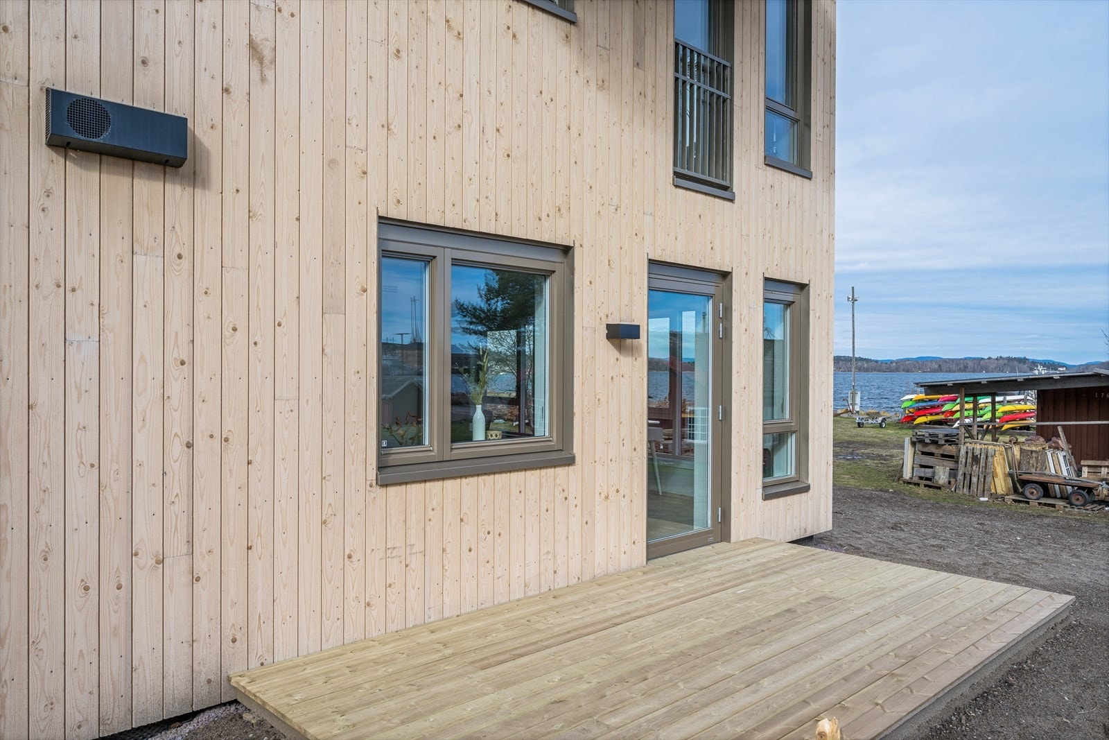 Utgang til østvendt markterrasse fra kjøkken. Galleribilde