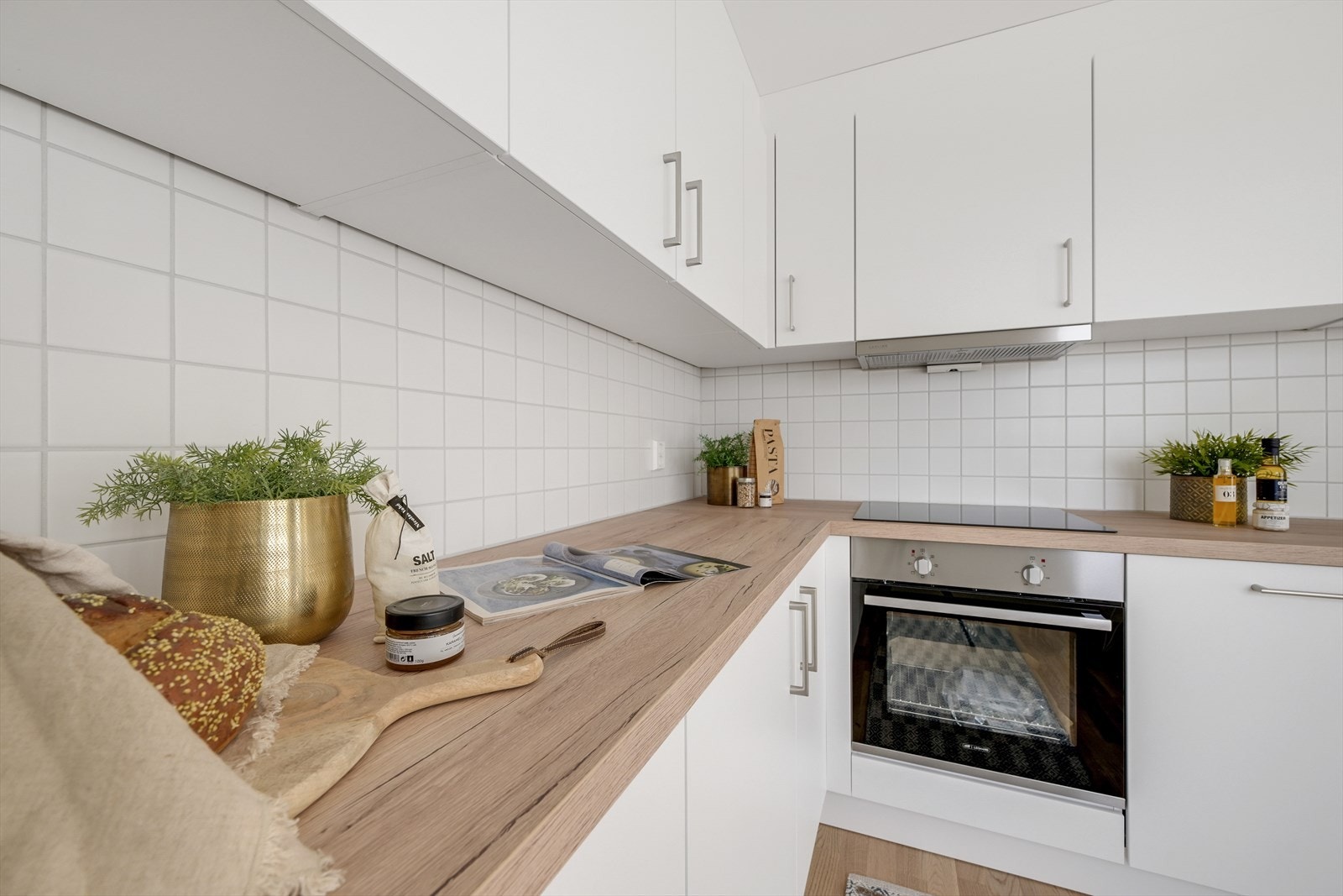 Godt med arbeidsplass på stor benkeplate. Galleribilde