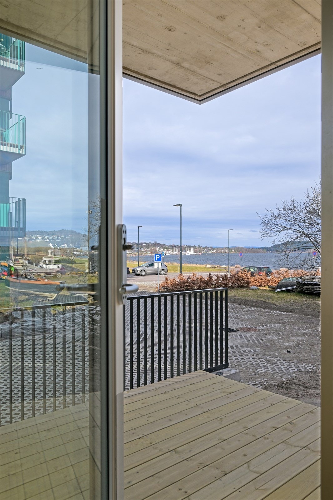 Utgang fra stuen til markterrasse på ca. 11,7 kvm. Galleribilde