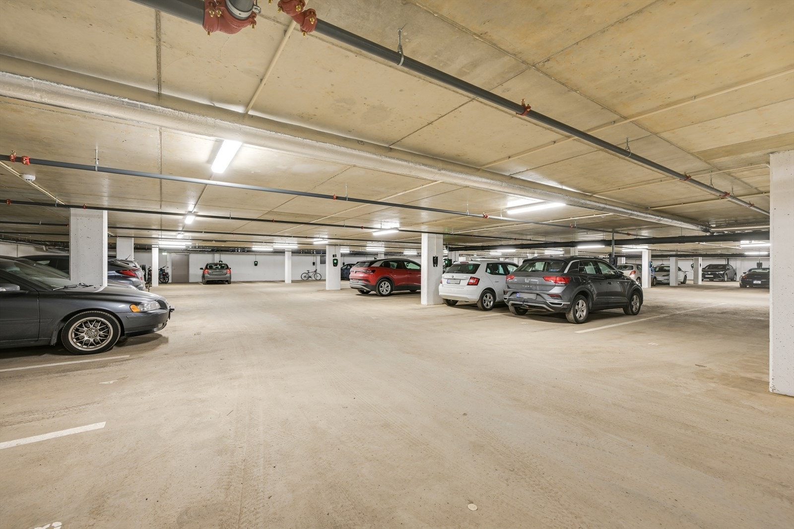 Stor felles garasjekjeller med 1-plass til leiligheten. Galleribilde