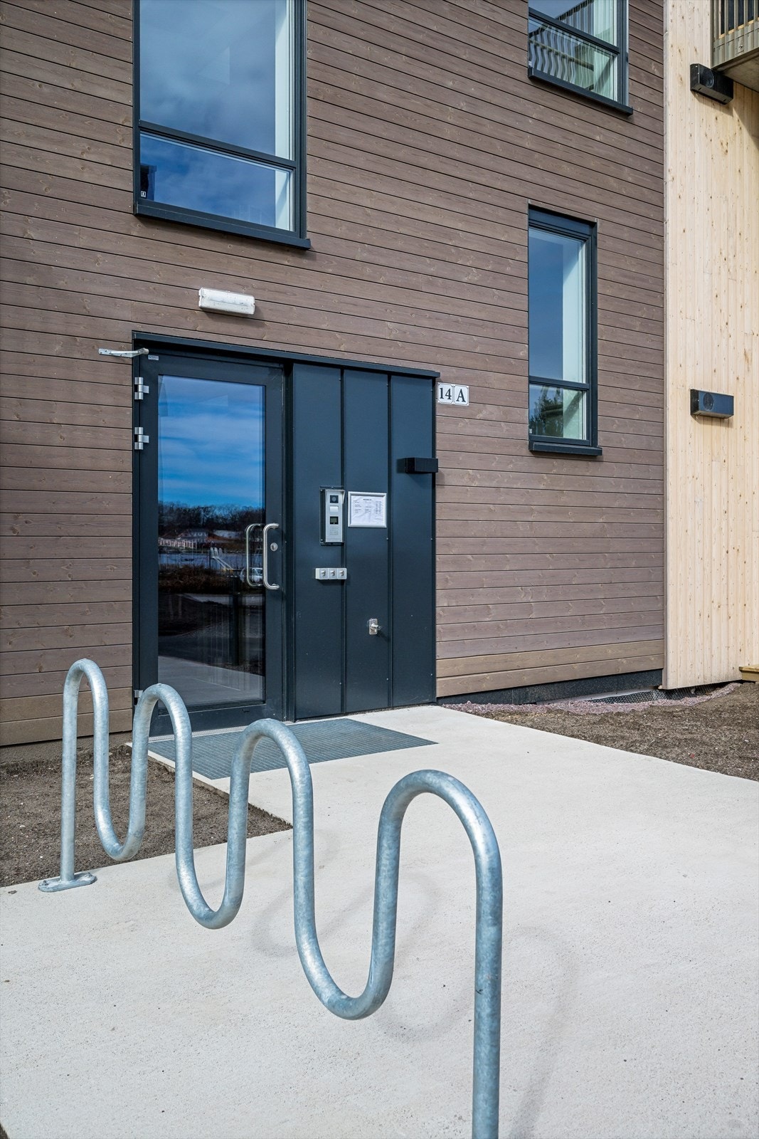 Sykkelparkering ved inngangene og i garasjekjeller. Galleribilde