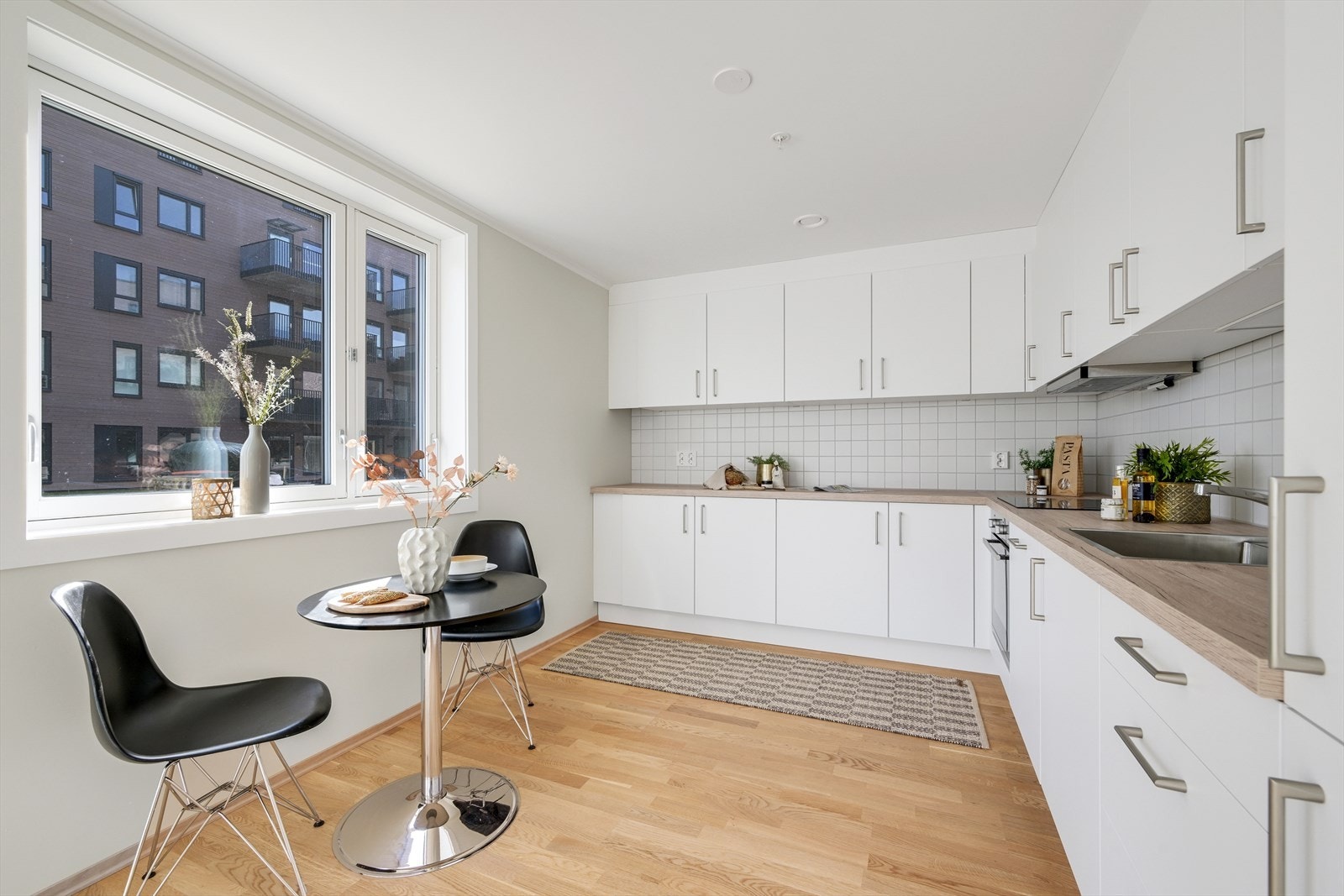 Kjøkken med KEO innredning med integrerte hvitevarer. Galleribilde