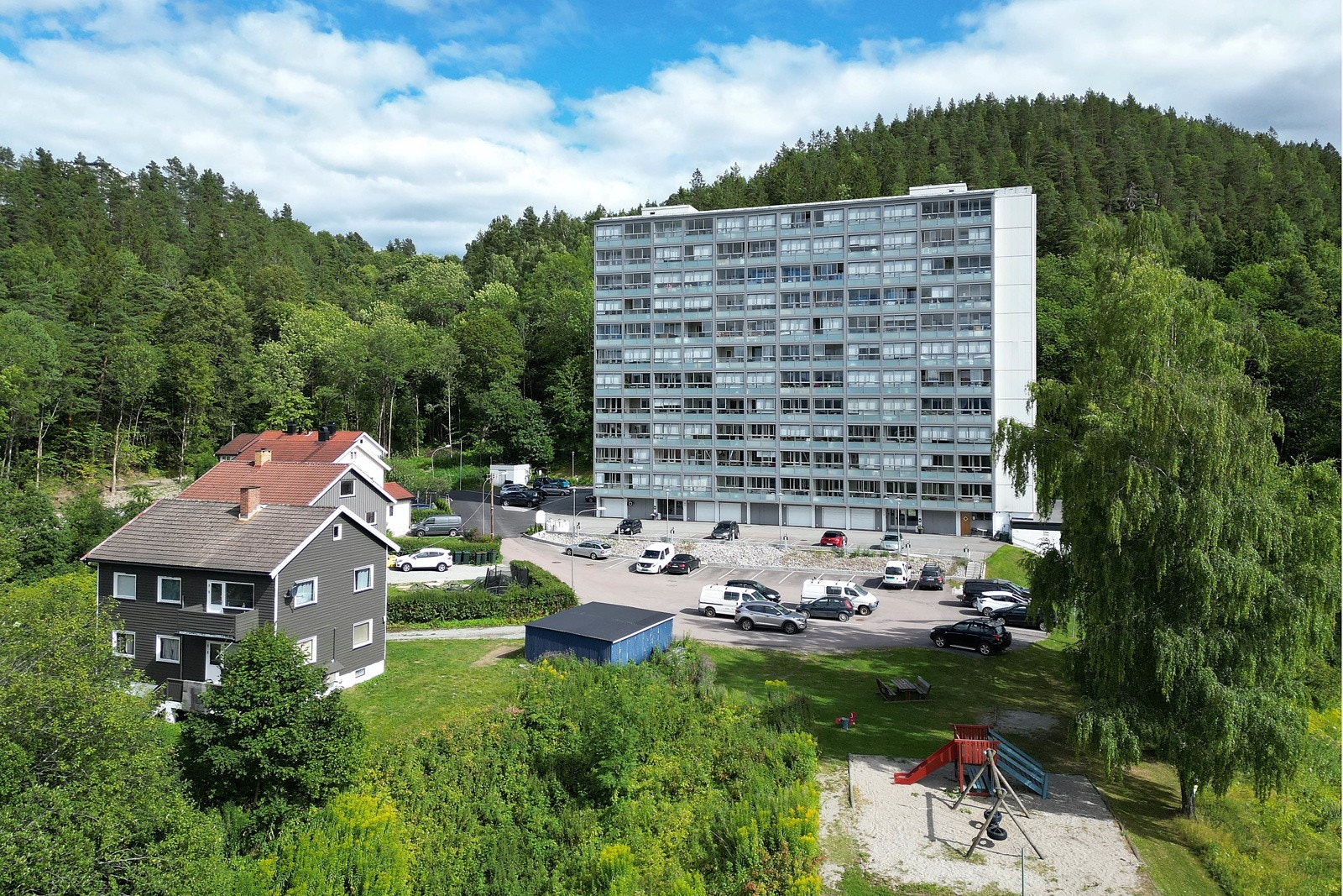 Fra leiligheten er det kort vei til skoler på alle trinn, barnehager, offentlig kommunikasjon og sentrum med et rikt utvalg av fasiliteter og servicetilbud. Galleribilde