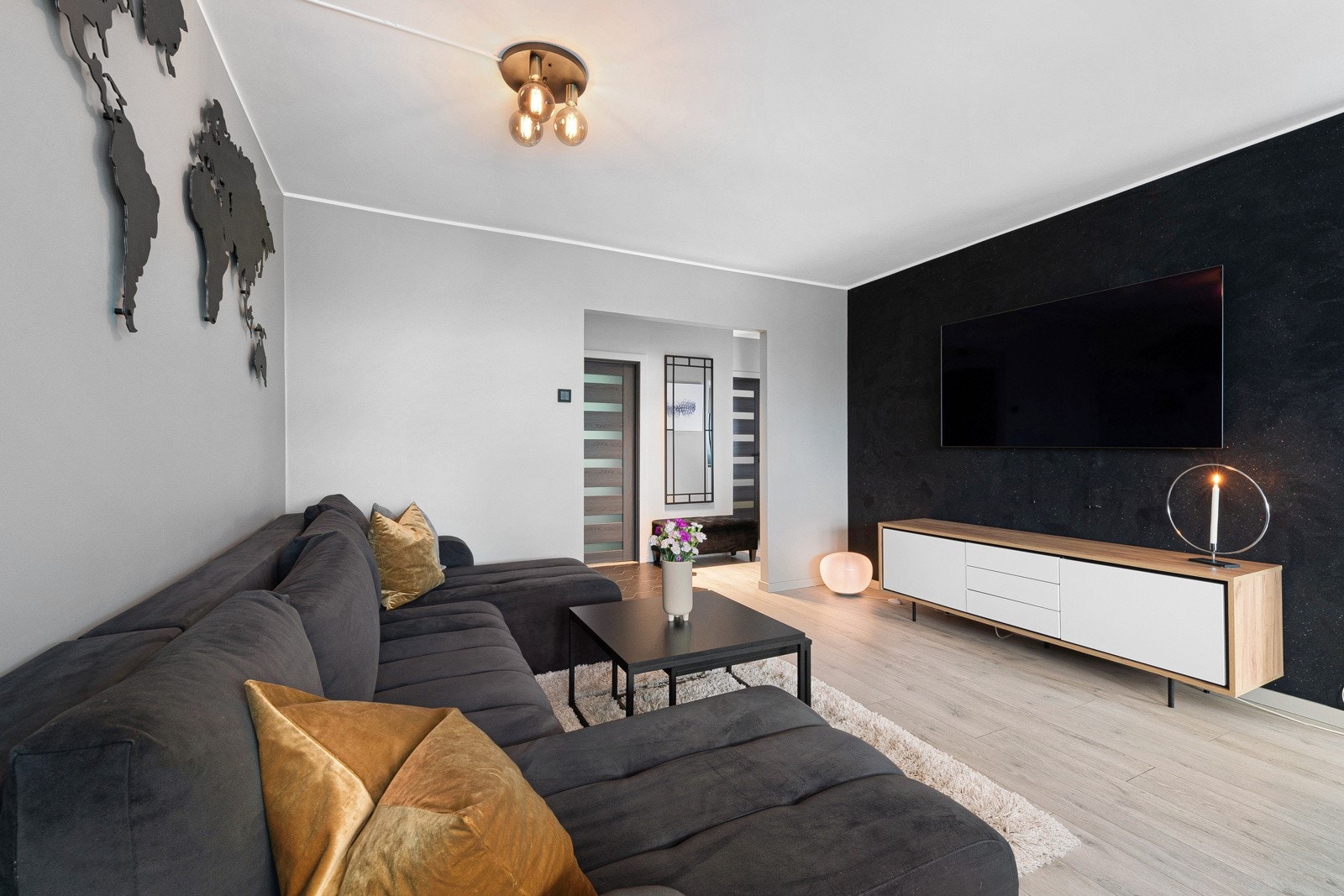 Sofaen har sin naturlige plass foran en stor vegg som passer utmerket til stor flatskjerm. Galleribilde