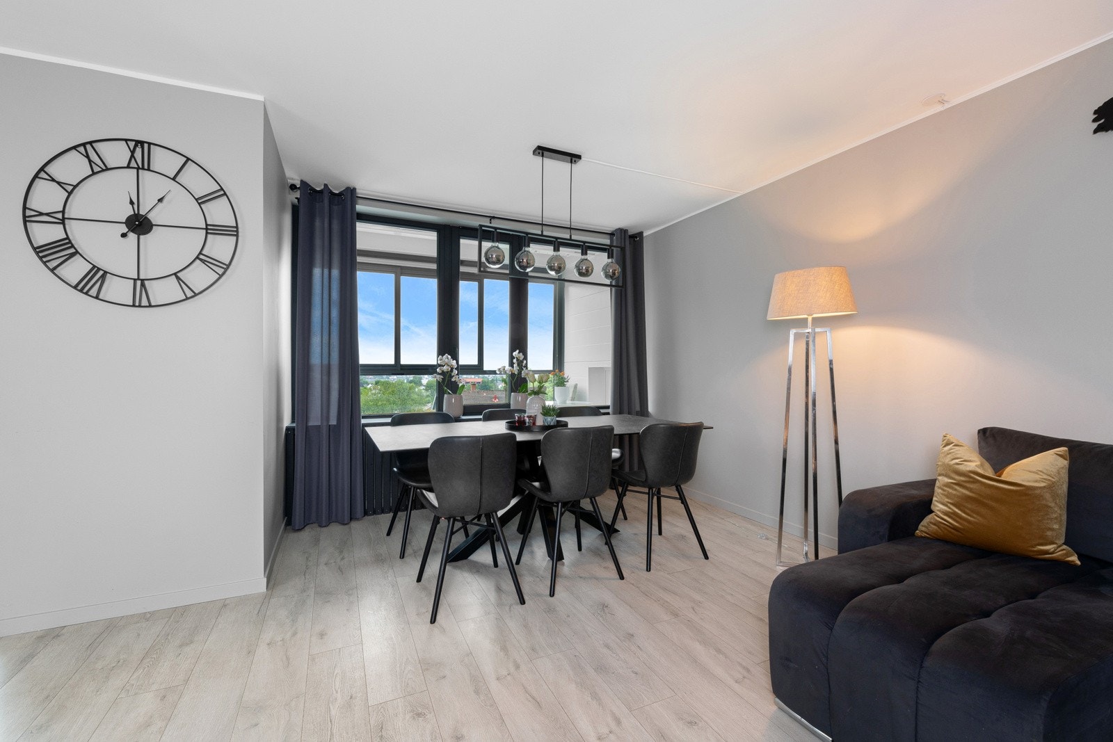 Leiligheten har oppvarming med radiator tilknyttet sentralvarmeanlegg, supplert med varmekabler på bad. Galleribilde