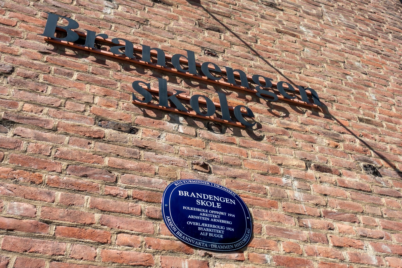 Fra leiligheten er det ca. 10 min å gå til Brandengen barneskole og ca. 2,2 km til Marienlyst ungdomsskole. Det finnes flere videregående skoler i Drammen og et godt utvalg av barnehager, hvor tre av disse ligger i nærområdet. Galleribilde