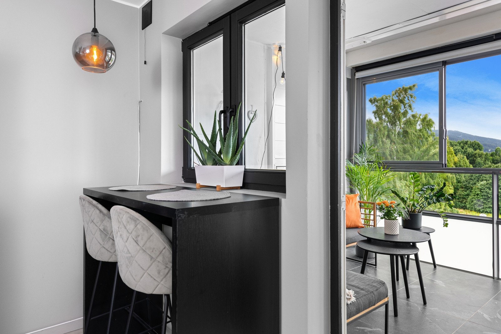 Balkongen er et ekstra oppholdsrom i sommerhalvåret og har god plass til både sofagruppe og kafésett. Det er montert både utelampe og strømuttak på vegg. Galleribilde