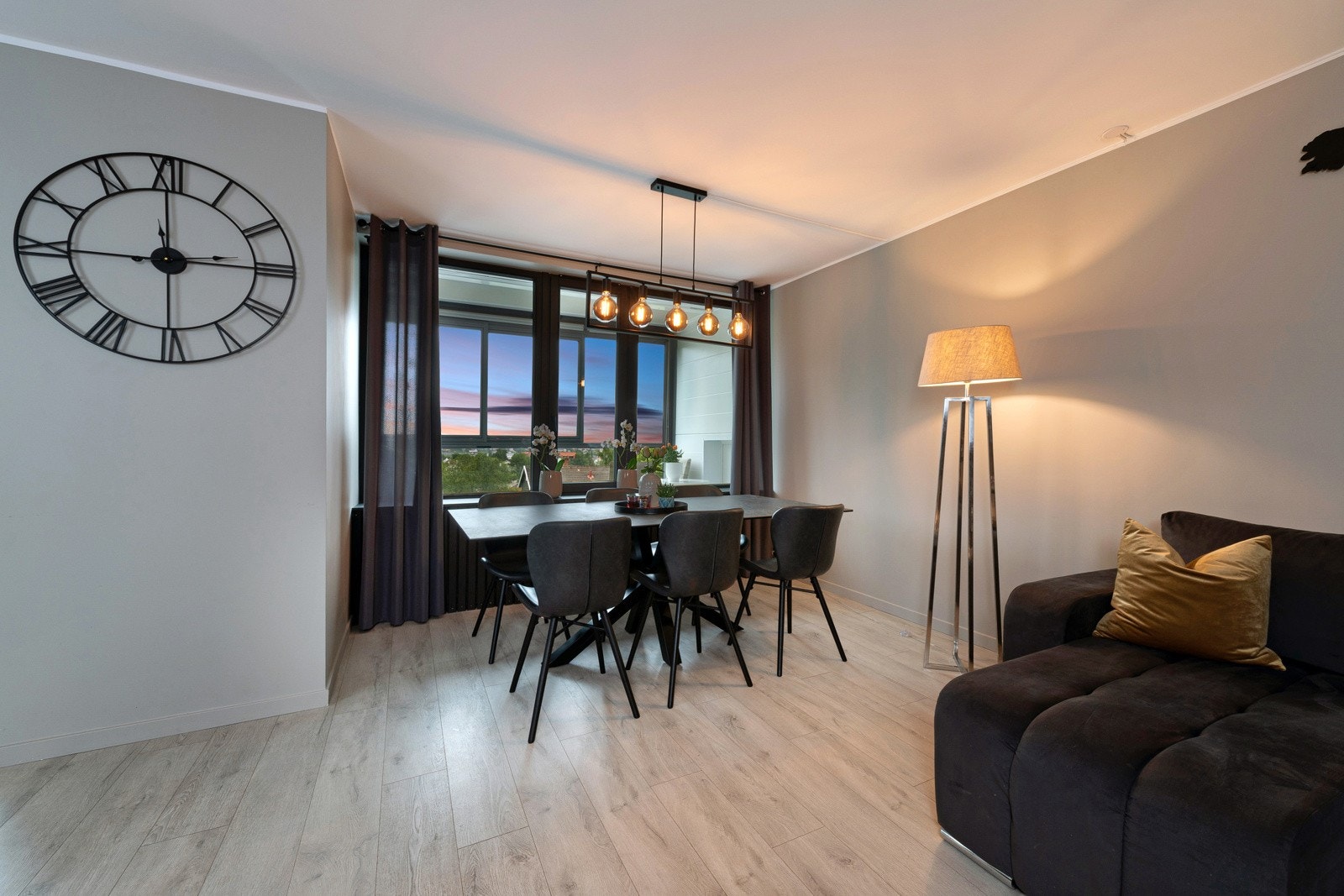 Stuen er romslig og har god plass til spisebord. Galleribilde