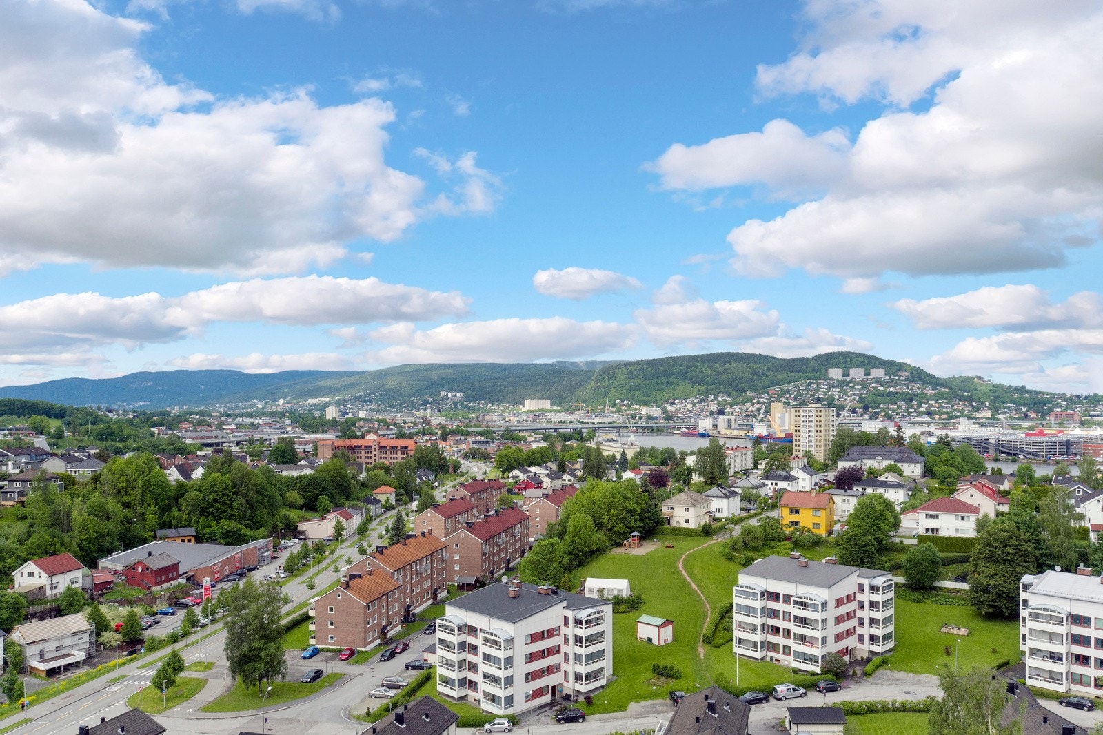 Utenfor boligblokka er det grøntareal med plen og diverse beplantning. Galleribilde