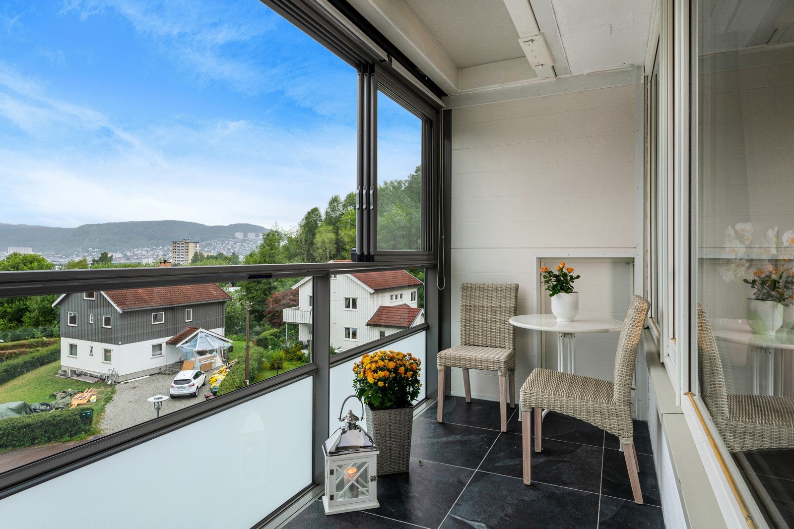 Innglassingen er frostet på nedre del, og har felt som kan skyves til side på øvre del. Galleribilde