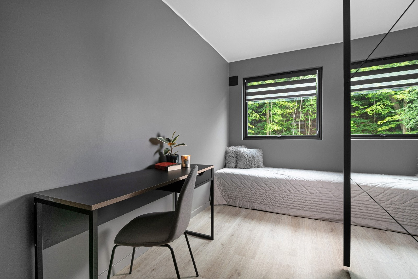 Ett av soverommene har en bred skyvedørsgarderobe med to fronter, hvor en er sort og den andre har speil. Av lagringsplass har leiligheten en ekstern bod. Galleribilde