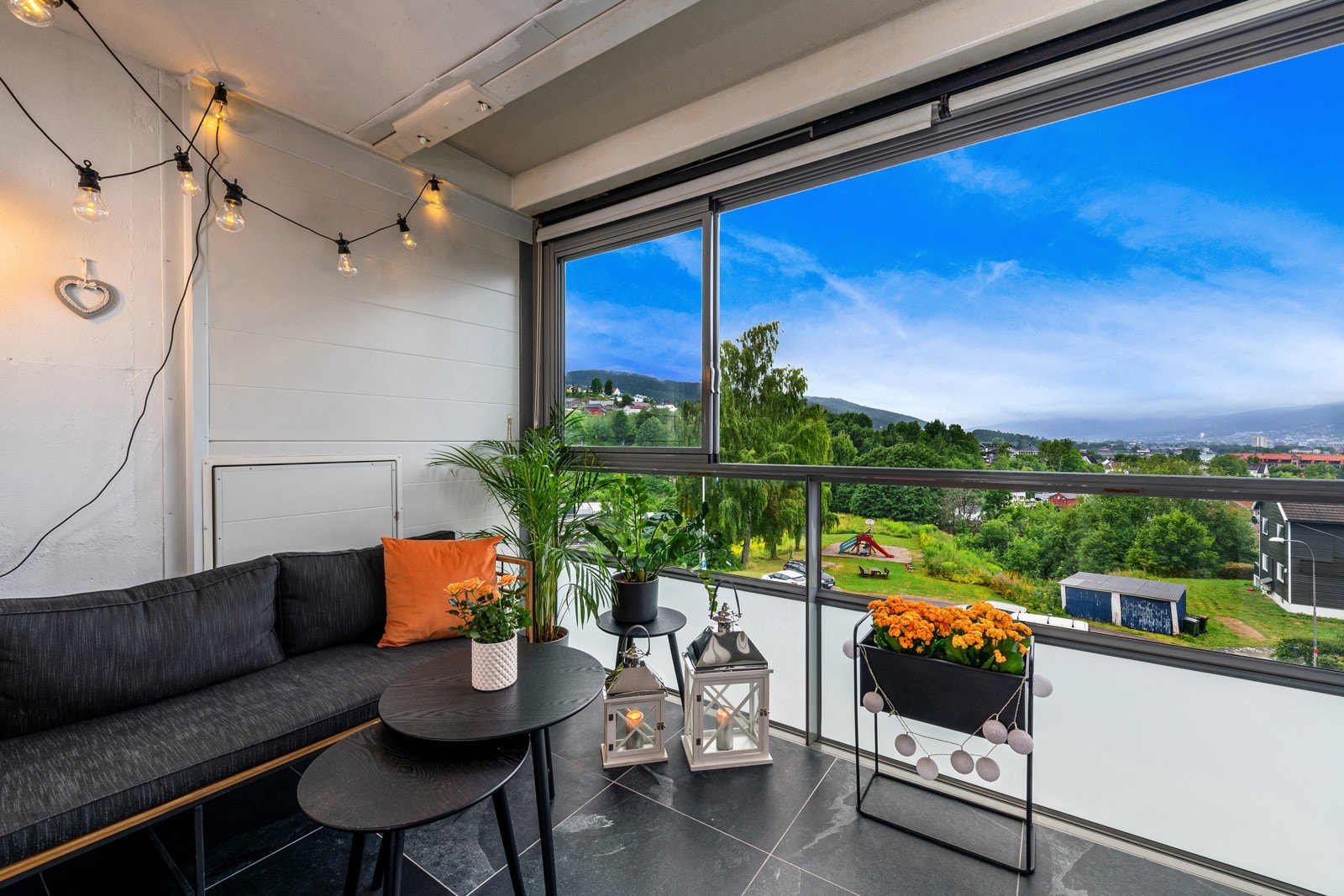 Her er det god plass til utemøblement som sofagruppe, stoler og tilhørende bord! Galleribilde