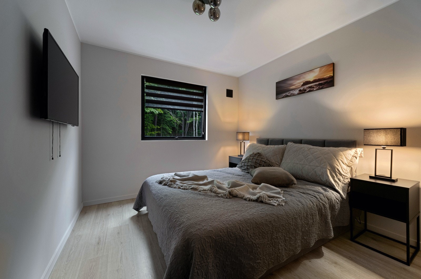 Leiligheten har to gode soverom med adkomst fra entreen. Begge har listefrie vinduer som vender ut mot skogen, slette vegger med listefritt til tak og enstavs laminat på gulvet. Galleribilde