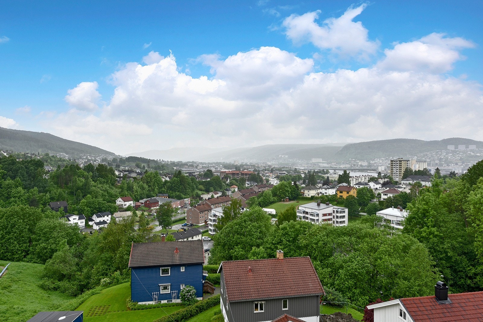 Utsikten er vidstrakt og flott mot Bragernes og Toppenhaug, og videre vestover mot Åssiden. Galleribilde