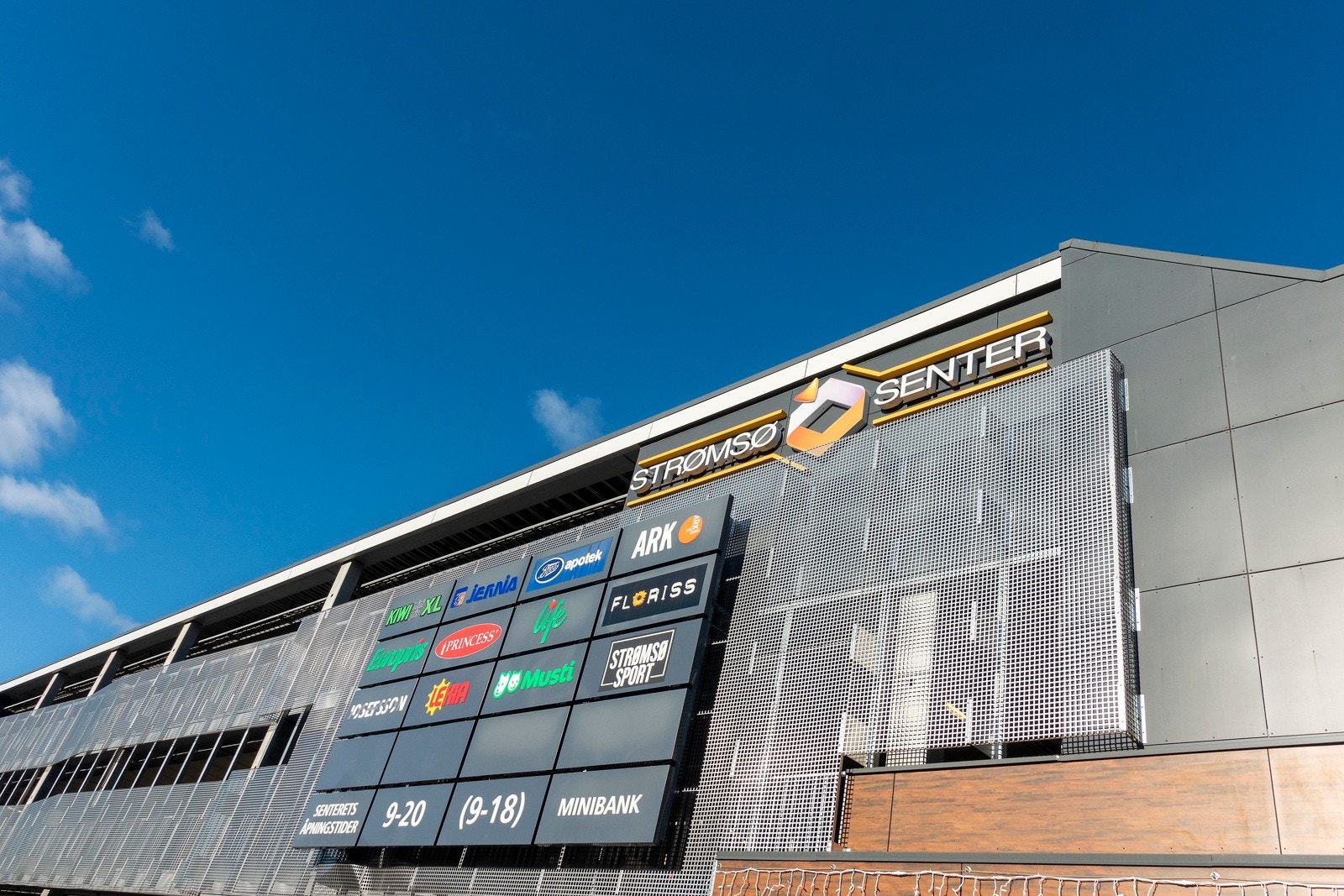 Kiwi XL ligger på Strømsø Senter som også har kafé, apotek og flere andre butikker. Det er ellers kort vei til Bragernes torg med alle bymessige fasiliteter, samt CC Drammen og Gulskogen Senter. Galleribilde