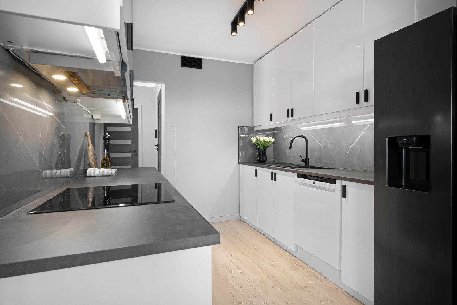 Stuen er romslig og har god plass til spisebord. Kjøkkenet ligger i dels åpen løsning med stuen, men har en skjermet arbeidssone med takhøy innredning og dels integrerte hvitevarer. Galleribilde