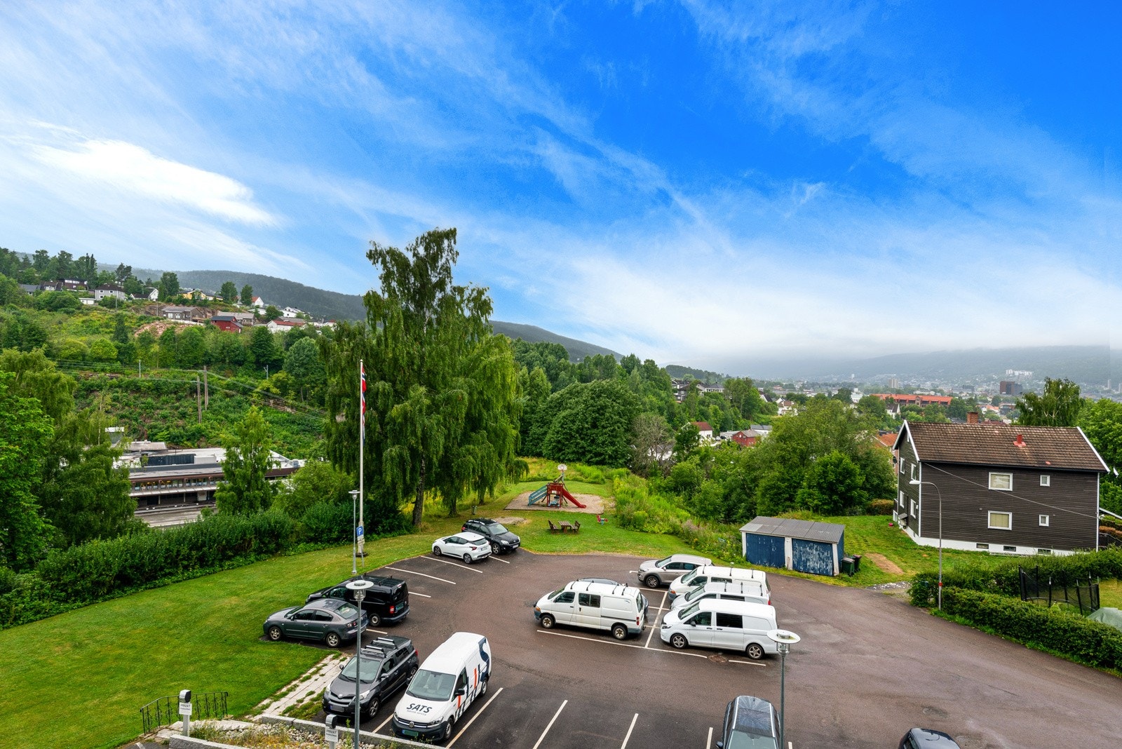 Nordbykollen ligger i umiddelbar nærhet med lysløype og flere utkikkspunkter hvor man har fantastisk utsikt over byen. Det er få minutter å gå til elva med gang- og sykkelvei til Drammen jernbanestasjon. Galleribilde