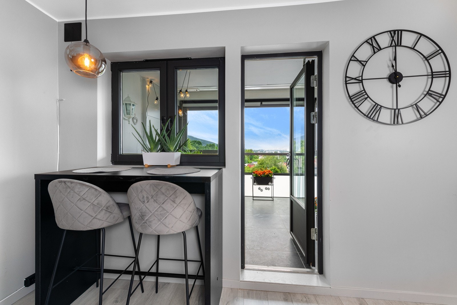 Varmtvannsbereder er plassert i felles kjeller. Innvendige vannrør er skiftet i forbindelse med oppgradering av bad og kjøkken. Det er utført fornying av elanlegget på bad og kjøkken, samt komponenter i øvrige rom. Galleribilde