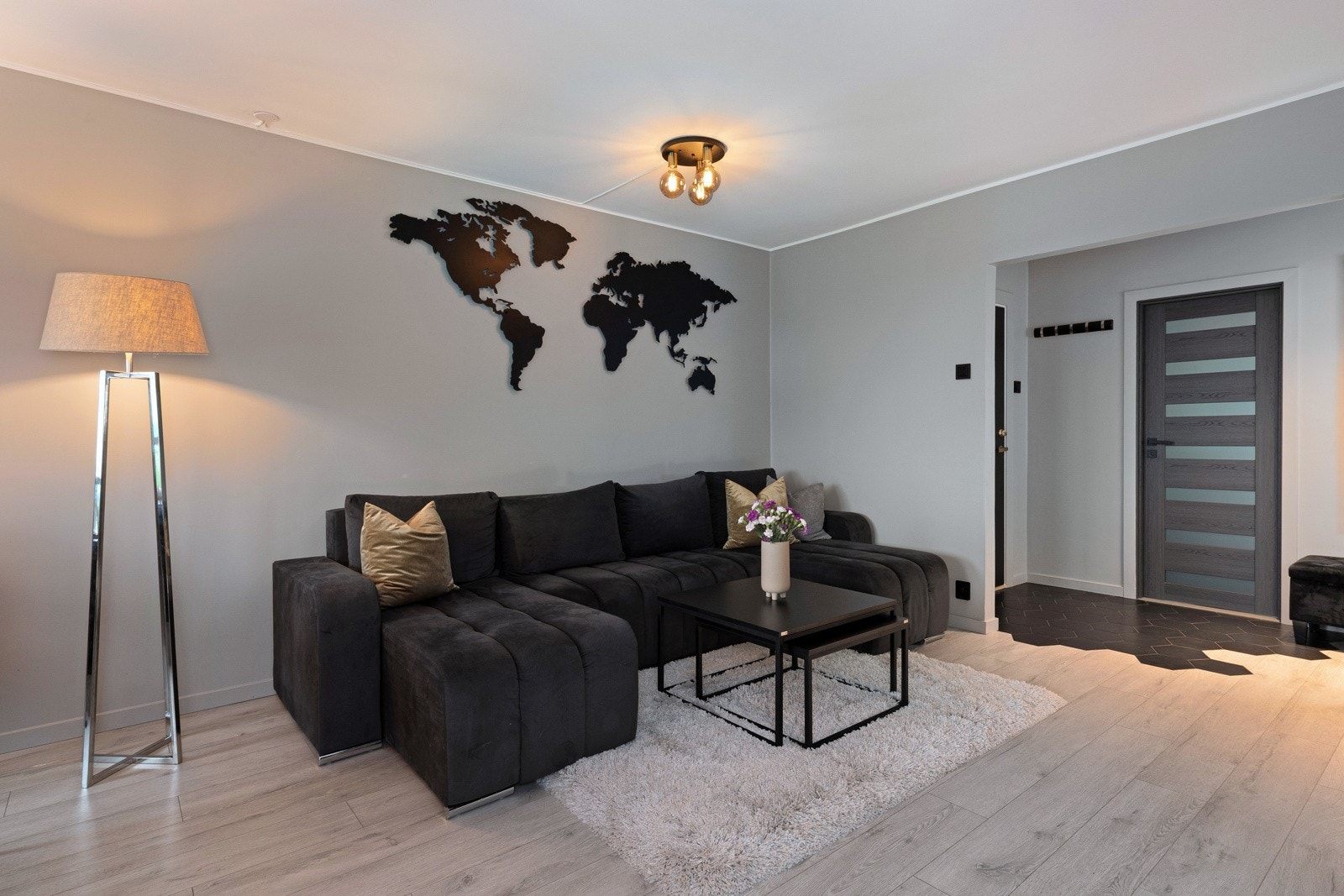 Stuen har en fin utforming med god plass til spisebord foran vinduer med utsikt. Under vinduene er radiatoren kledd med sorte spiler, slik at det hele blir som et møbel. Galleribilde