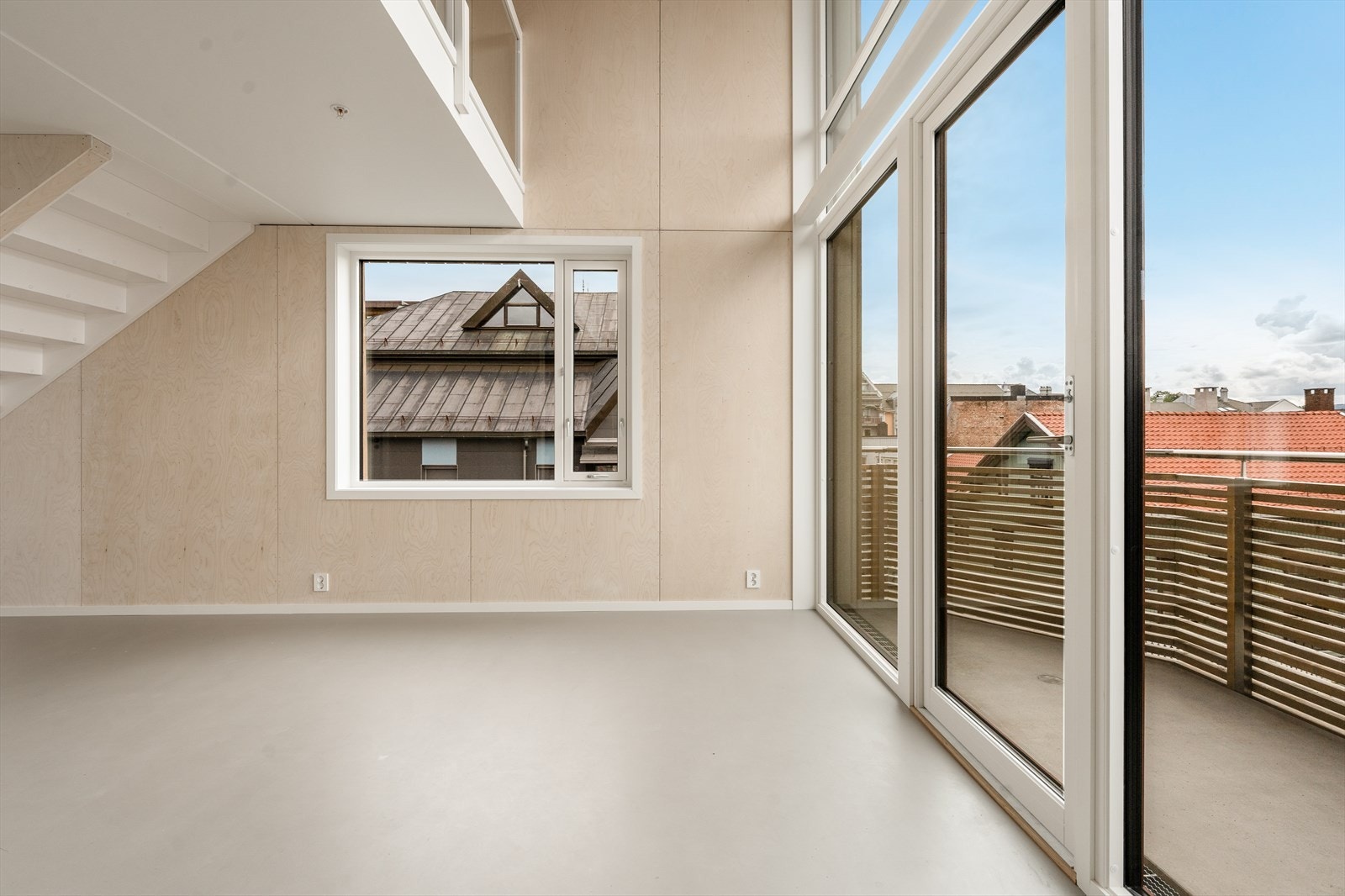 Store vindusflater på to sider i stue gir gode lysforhold Galleribilde