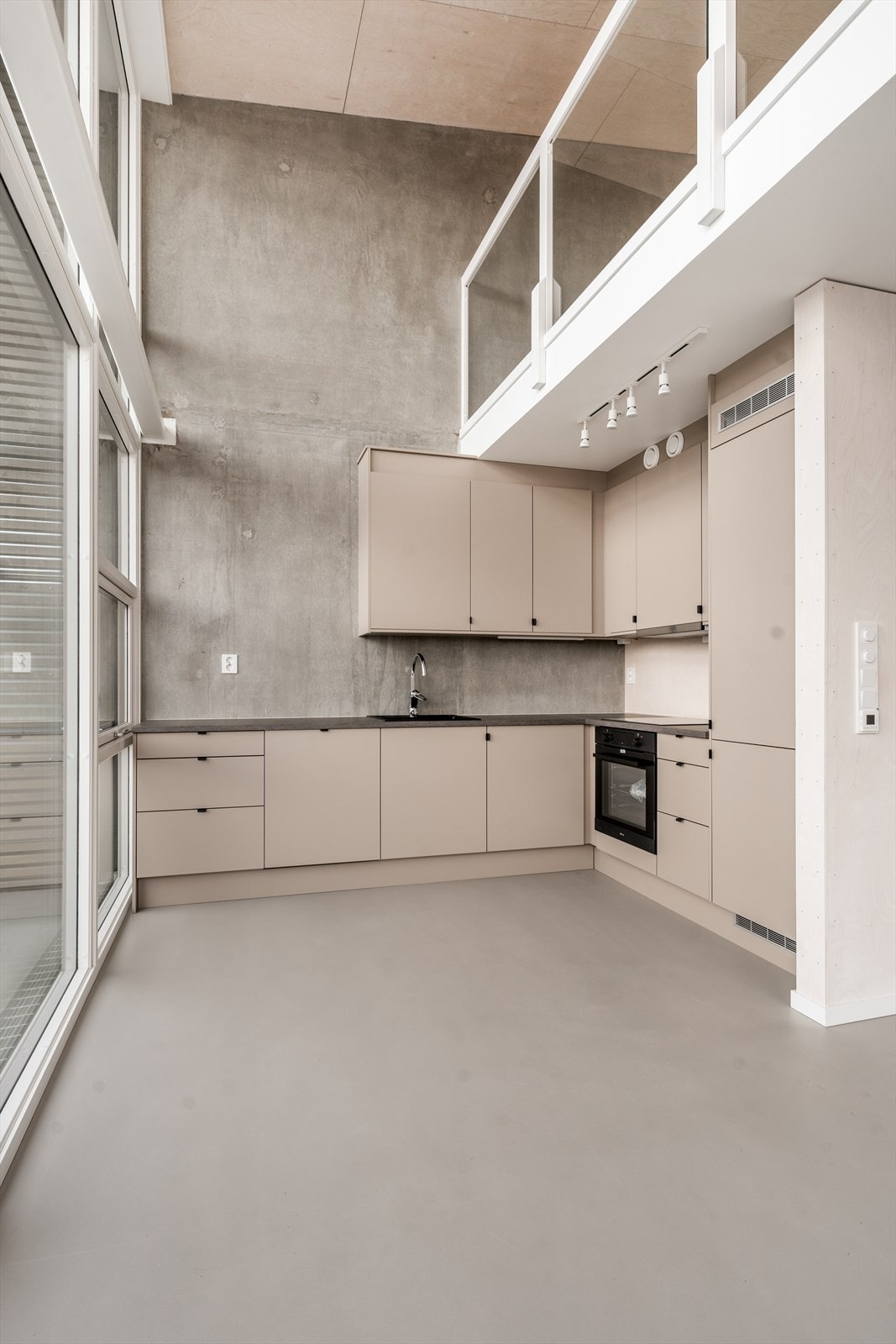 Delikat kjøkken med koselig spiseplass ved vindu Galleribilde