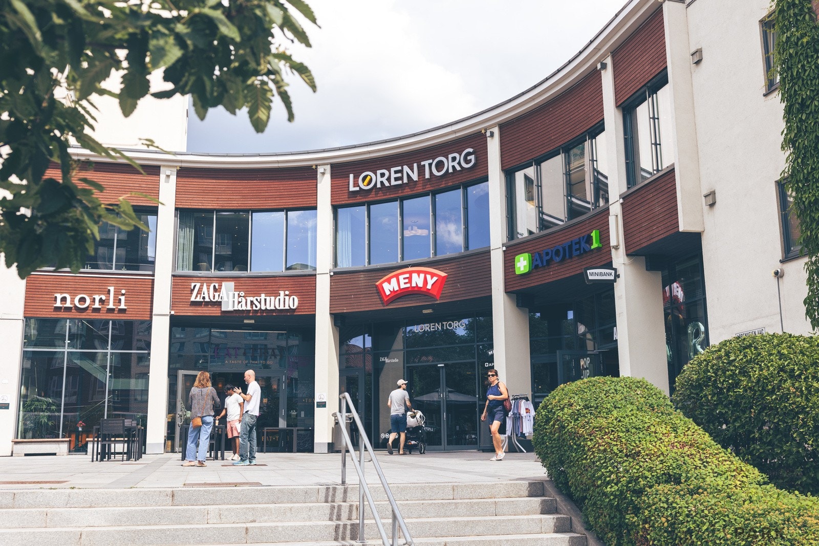 For daglige innkjøp har du tilgang til butikker og tjenester på Løren Torg. Galleribilde