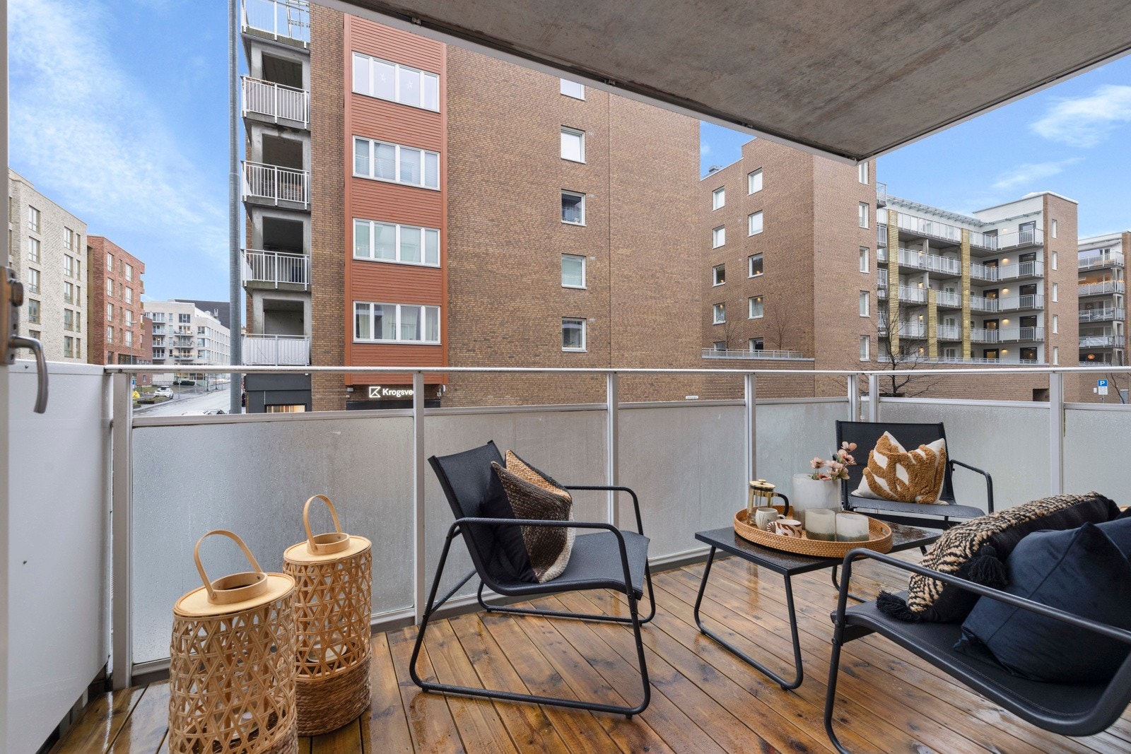 Fra stuen er det utgang til en stor, solrik balkong på 8 kvm. Ifølge selger er det sol på balkongen fra cirka kl. 14 til kl. 20 sommerstid. Galleribilde