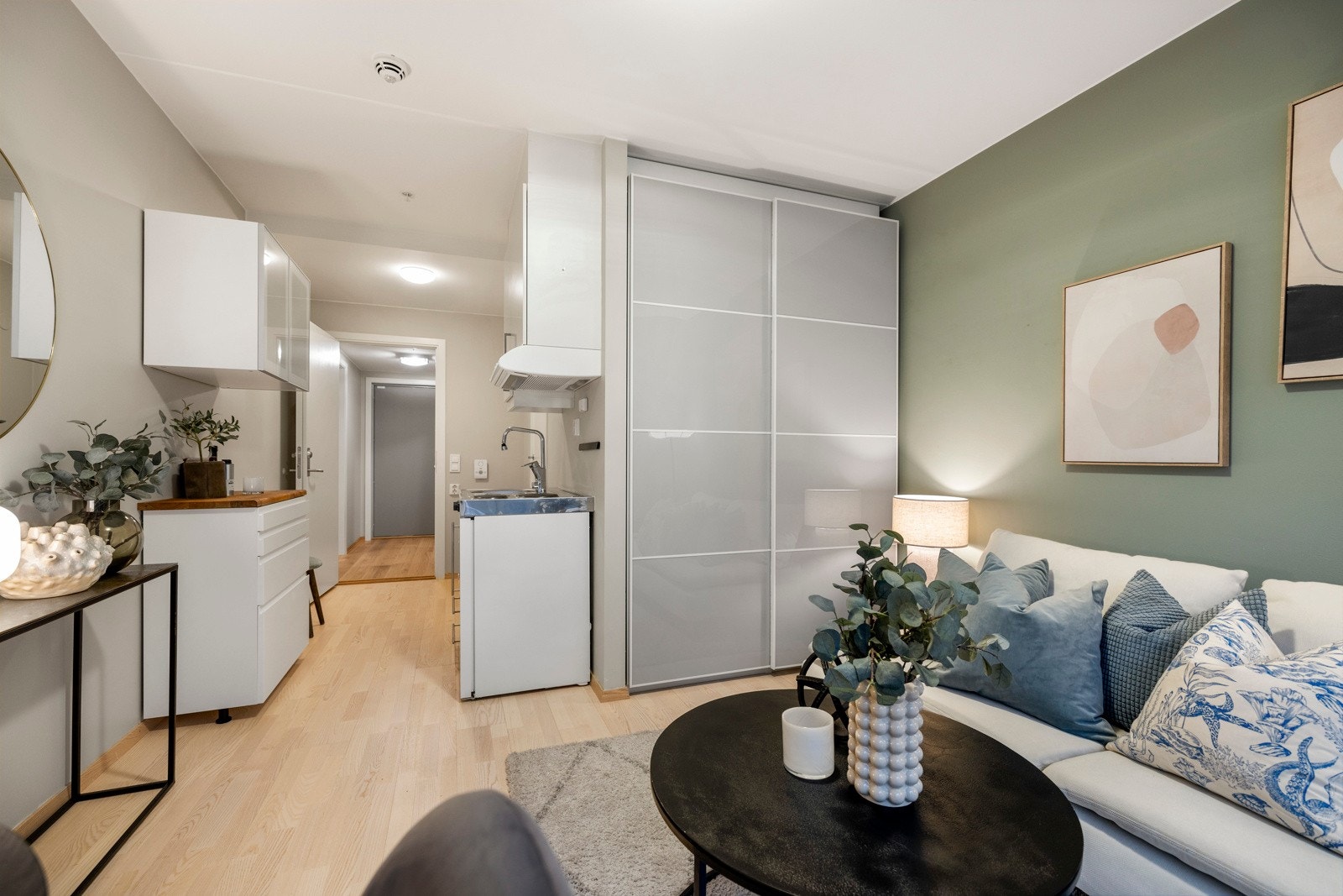 Hybelen har egen ringeklokke, postkasse og tilgang til internett og TV via hovedleilighetens router. Galleribilde