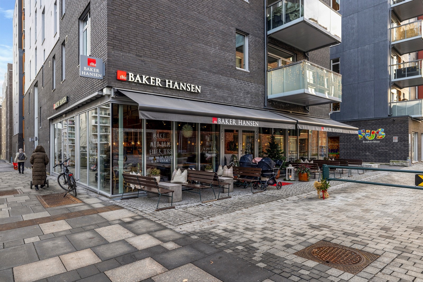 Baker Hansen finner du rett utenfor døren. Samt en jokerbutikk i første etasje. Galleribilde