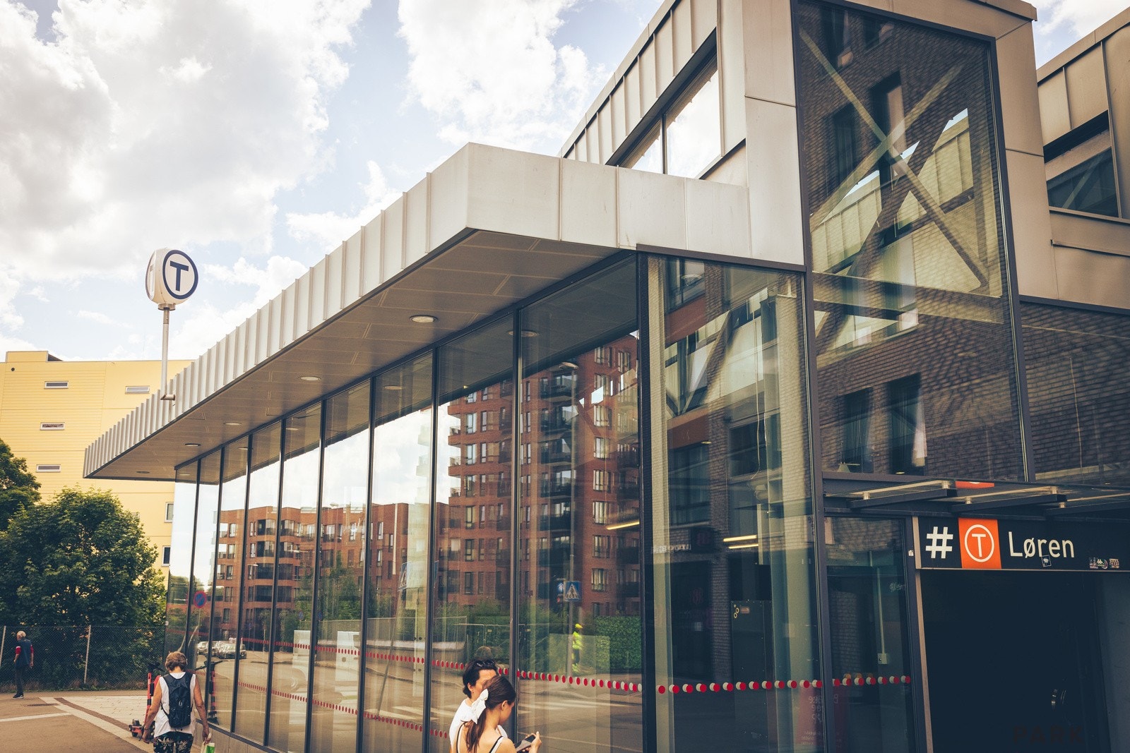 Lørenveien har et svært godt kollektivtilbud. Løren T-banestasjon (linje 5) ligger i umiddelbar nærhet og tar deg til Nydalen på to stopp og til Oslo sentrum på ca. 14 minutter. Galleribilde
