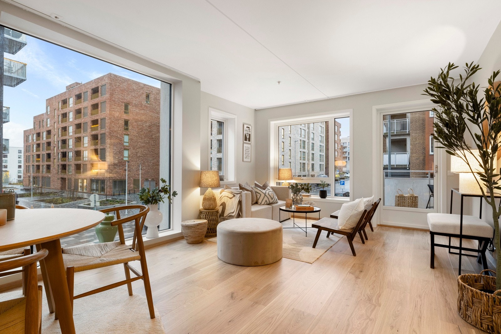 Velkommen til Lørenveien 54B - Presentert av Privatmegleren Park / Kennet Hessvik. Ved innfridd IN-lån blir felleskostnadene kr 6611,- Galleribilde