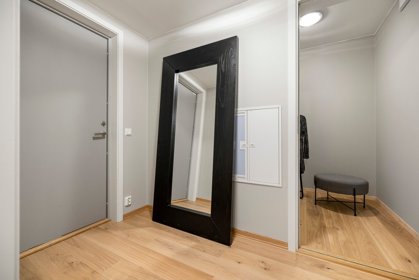 Velkommen inn! Boligen har en innbydende og romslig entré, som deles med utleiedelen. Galleribilde