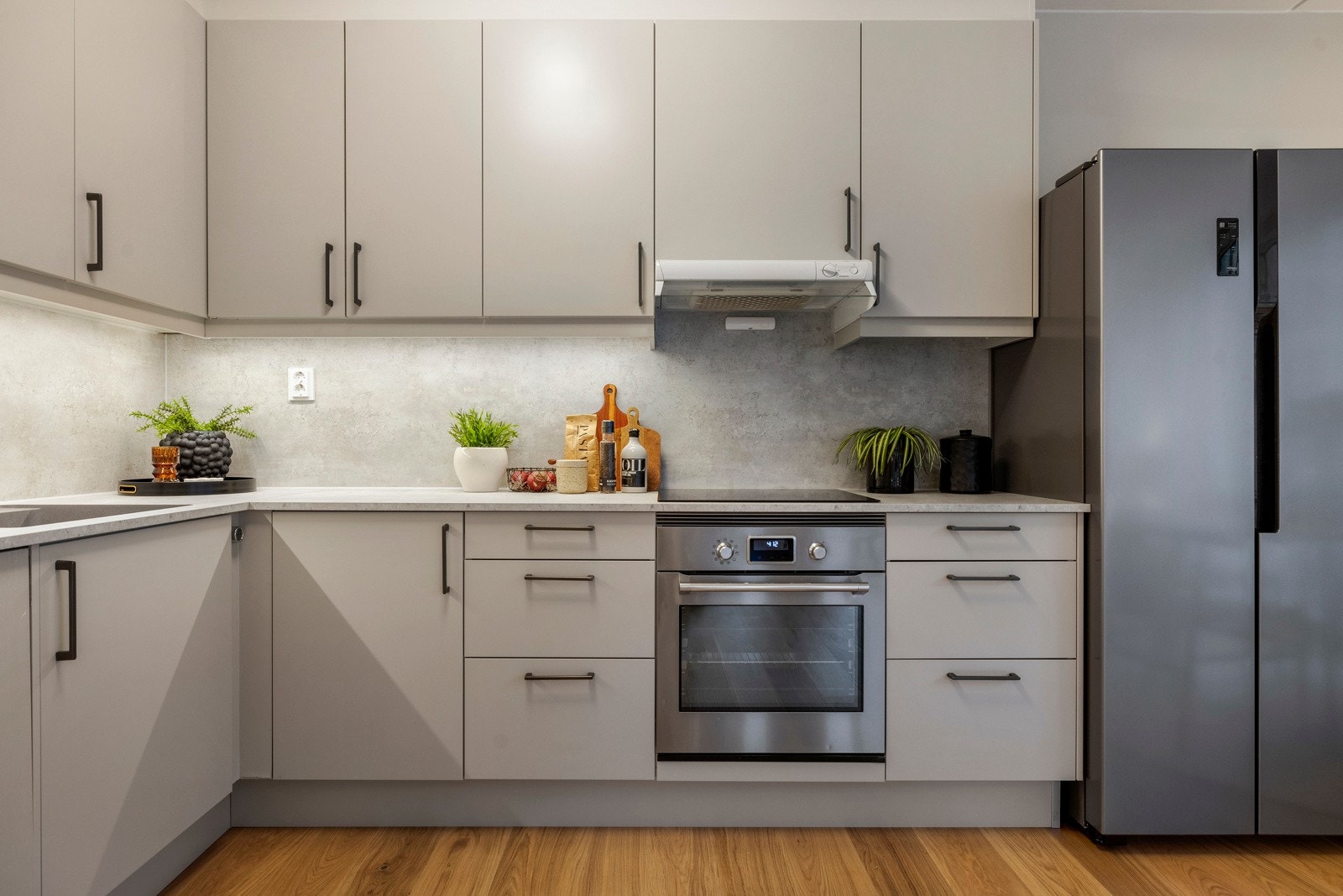 Kjøkkenet er utstyrt med integrert komfyr, induksjonstopp, ny oppvaskmaskin, frittstående kjøl/frys, flushlimt kum og en Flexit ventilator med avtrekk ut. Galleribilde