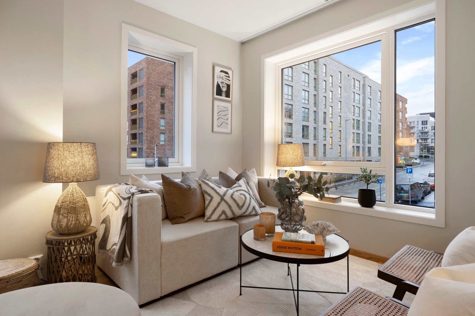 Her er det god plass til både sofagruppe og spisebord. Galleribilde