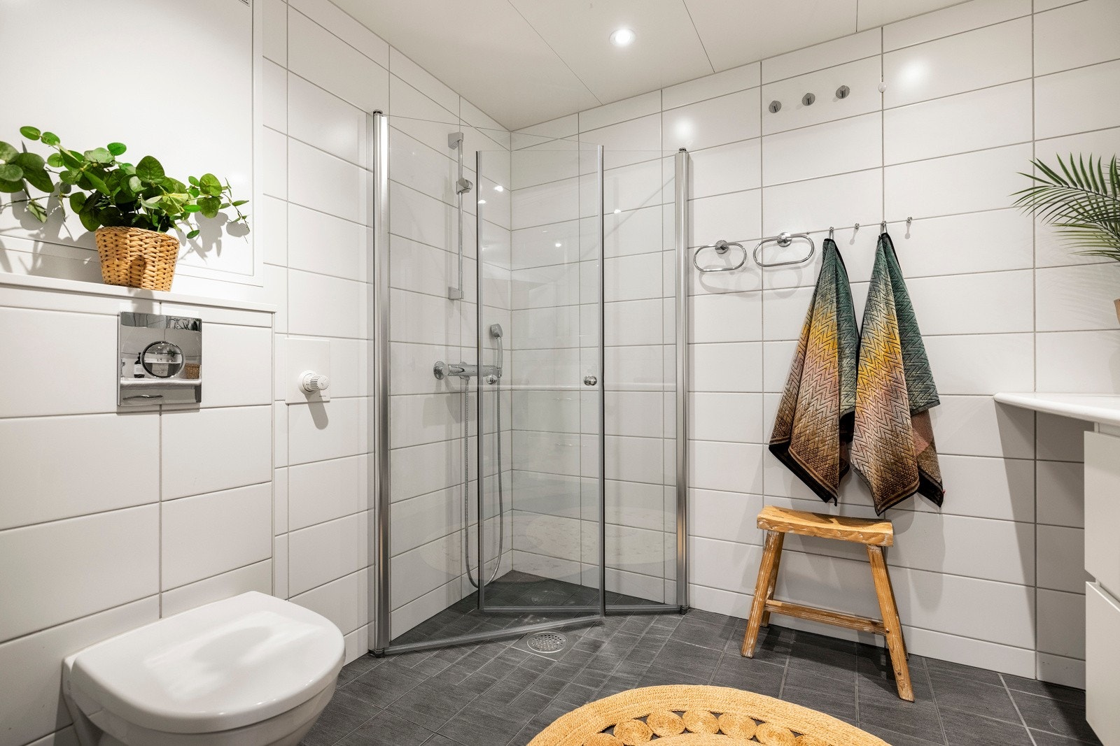 Her finner du downlights, vegghengt toalett, servant med skuffeløsning, samt en praktisk dusjløsning med innad slående dører. Badet har opplegg for både vaskemaskin og tørketrommel, og er utstyrt med balansert ventilasjon. Galleribilde