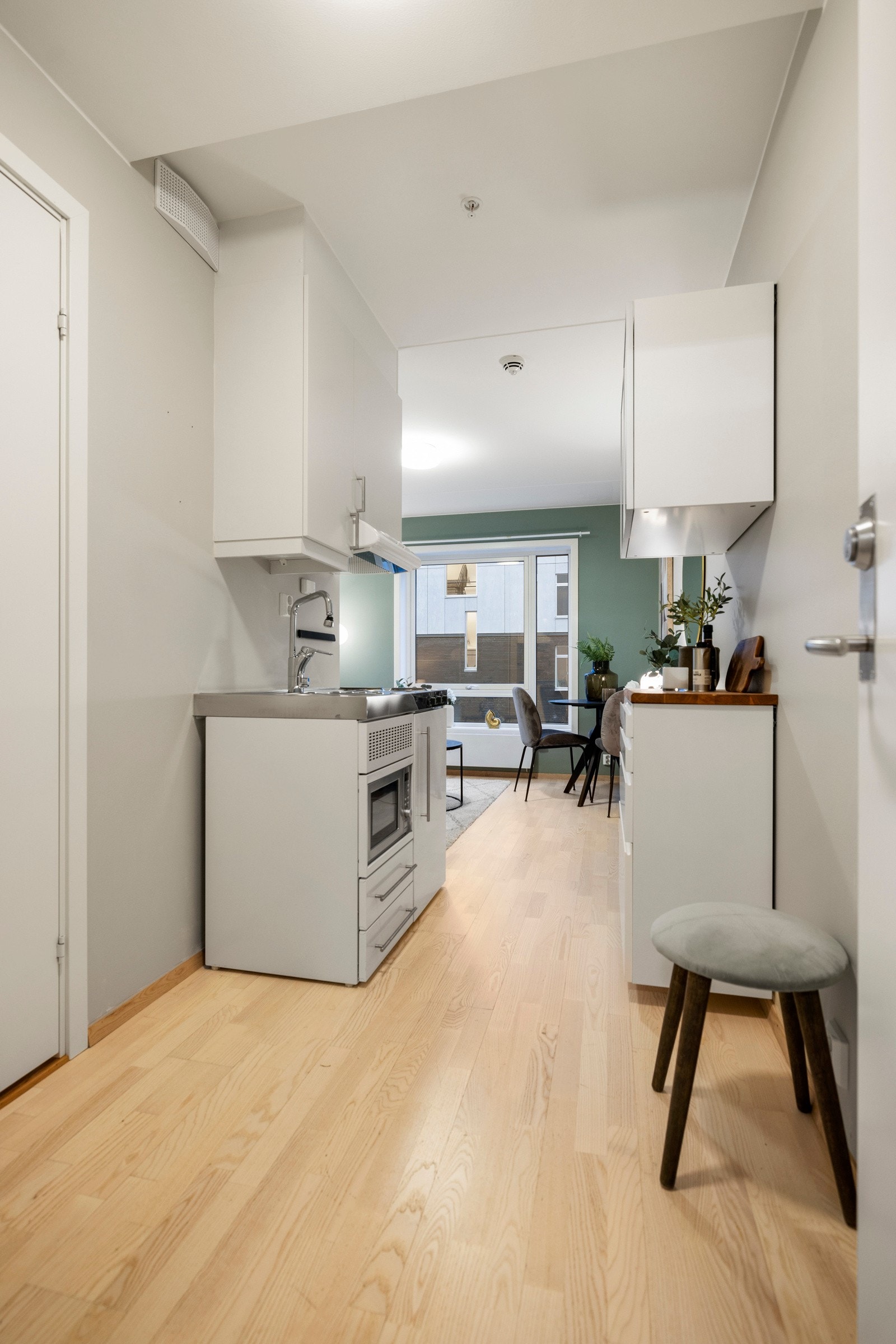 Velkommen til hybelen! Hybelen har et enkelt kjøkken/stue og et flislagt bad. Galleribilde