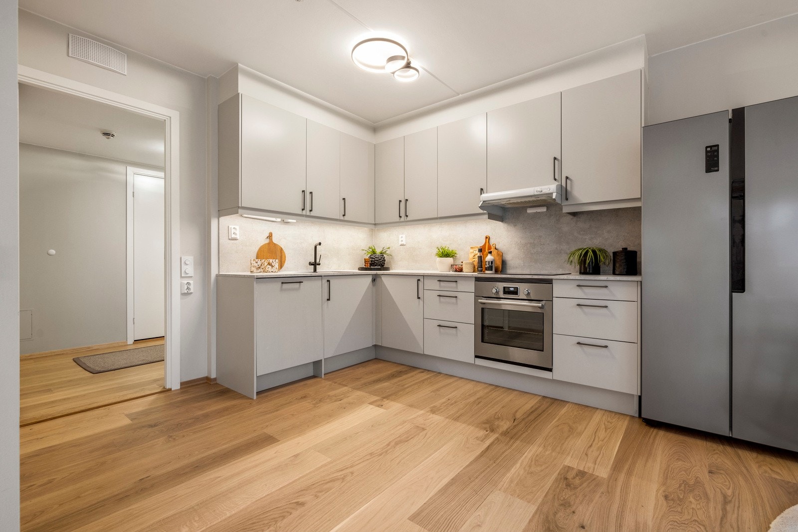 Det moderne kjøkkenet er fra Sigdal og har fått en oppgradering i 2024 med nye fronter og en ny laminat benkeplate. Galleribilde