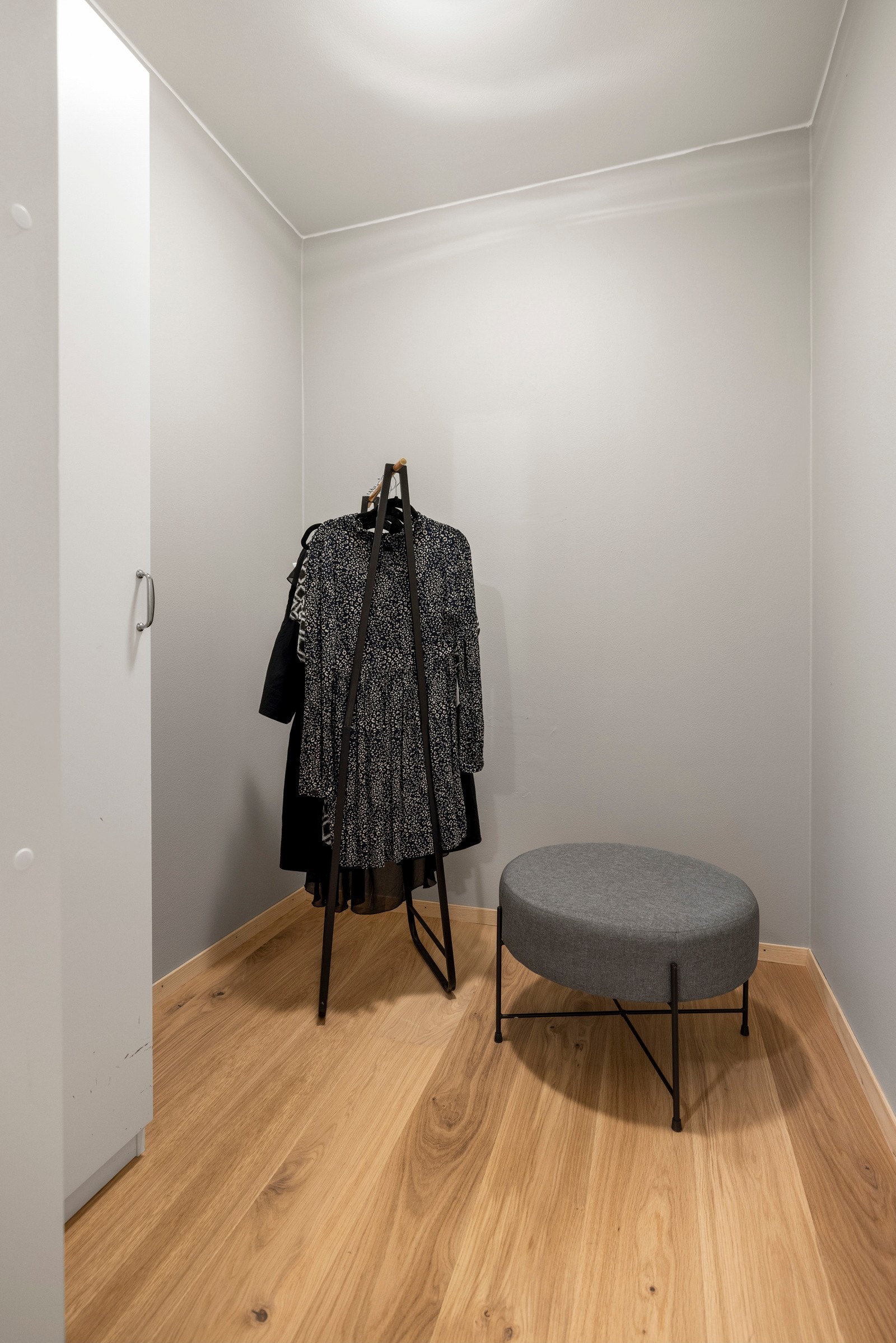 I entréen finner du en praktisk bod/garderobe, perfekt for oppbevaring av sko, jakker og annet tilbehør. Galleribilde