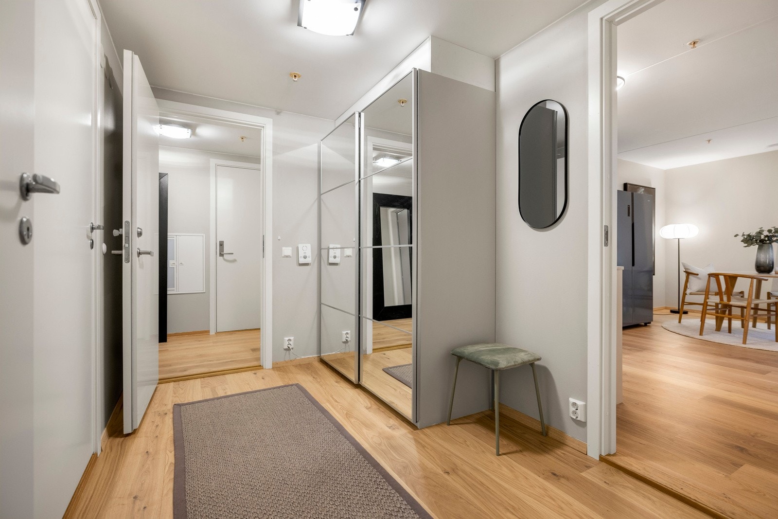 Videre er det en gang i hoveddelen, med god plass til garderobeløsning. Den lyse gangen gir et svært godt førsteinntrykk og fungerer som et naturlig bindeledd mellom leilighetens ulike soner. Galleribilde