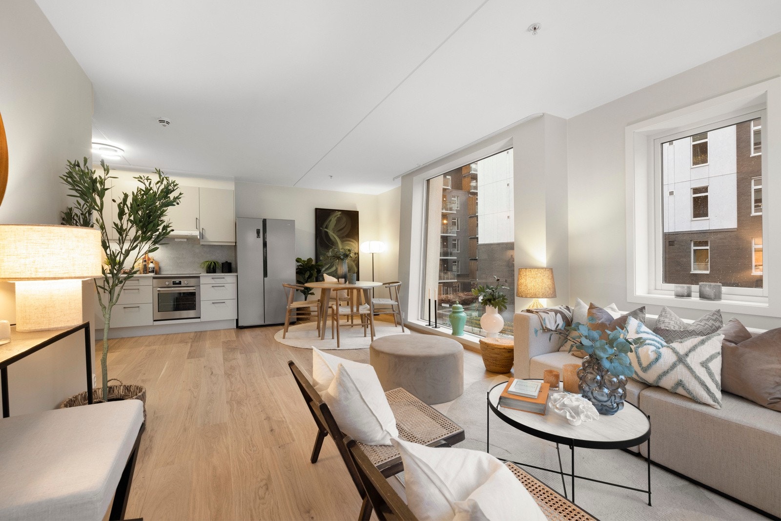 Boligens interne beliggenhet og gulv-til-tak vinduer gir svært gode lysforhold og oppleves lys og luftig. Galleribilde