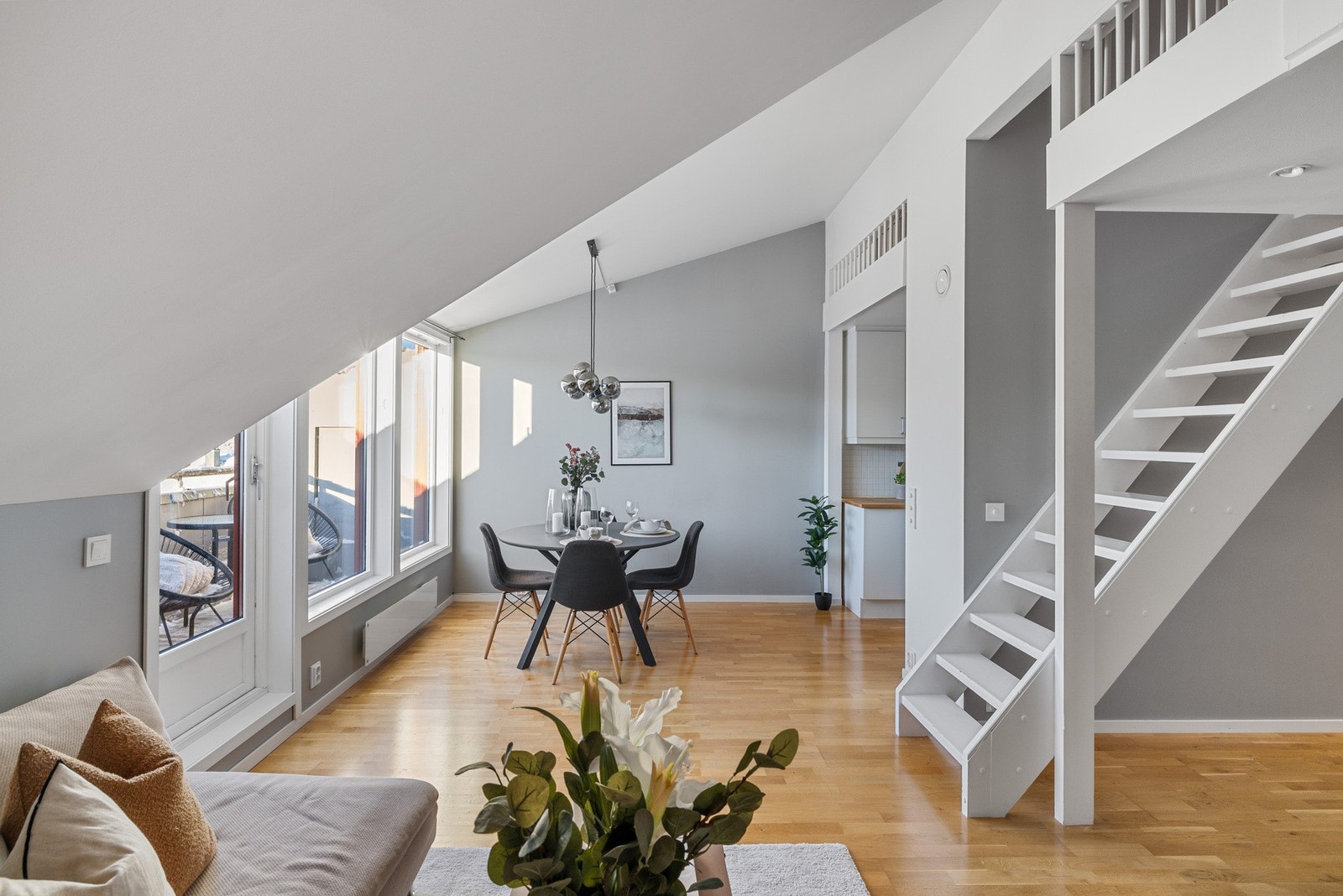 Sjarmerende loftsleilighet med adkomst til hems gir svært gode soneinndelinger. Galleribilde