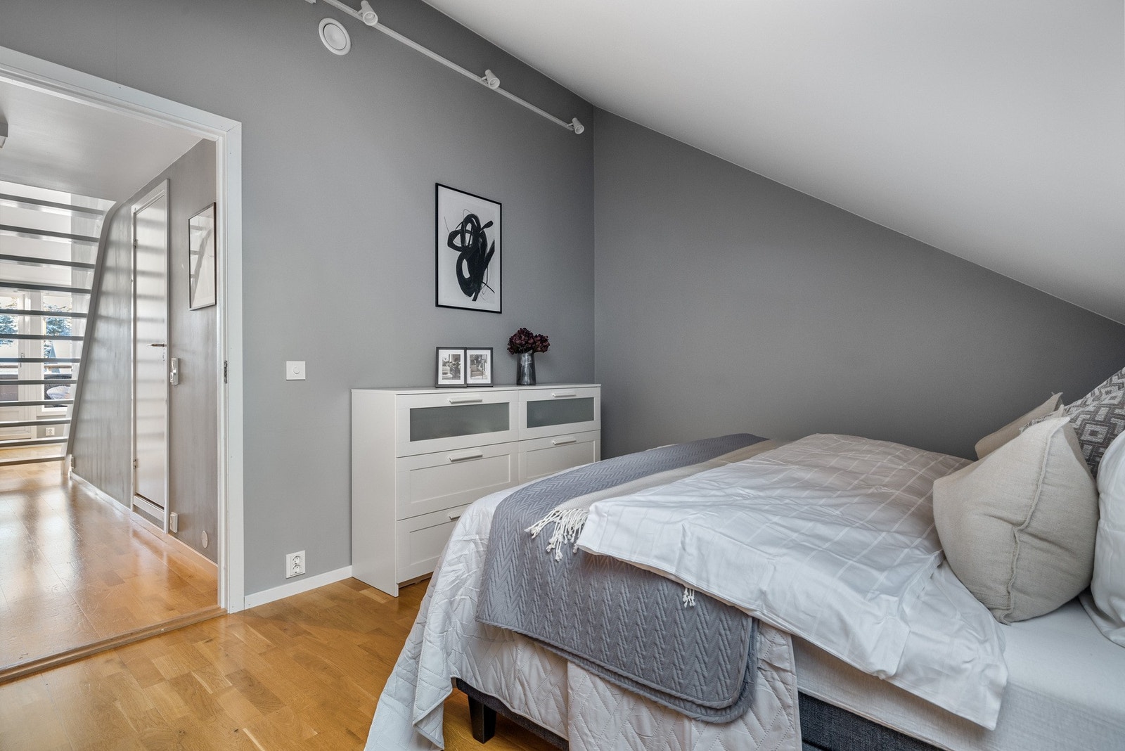 Innbydende soverom med skråtak. Galleribilde