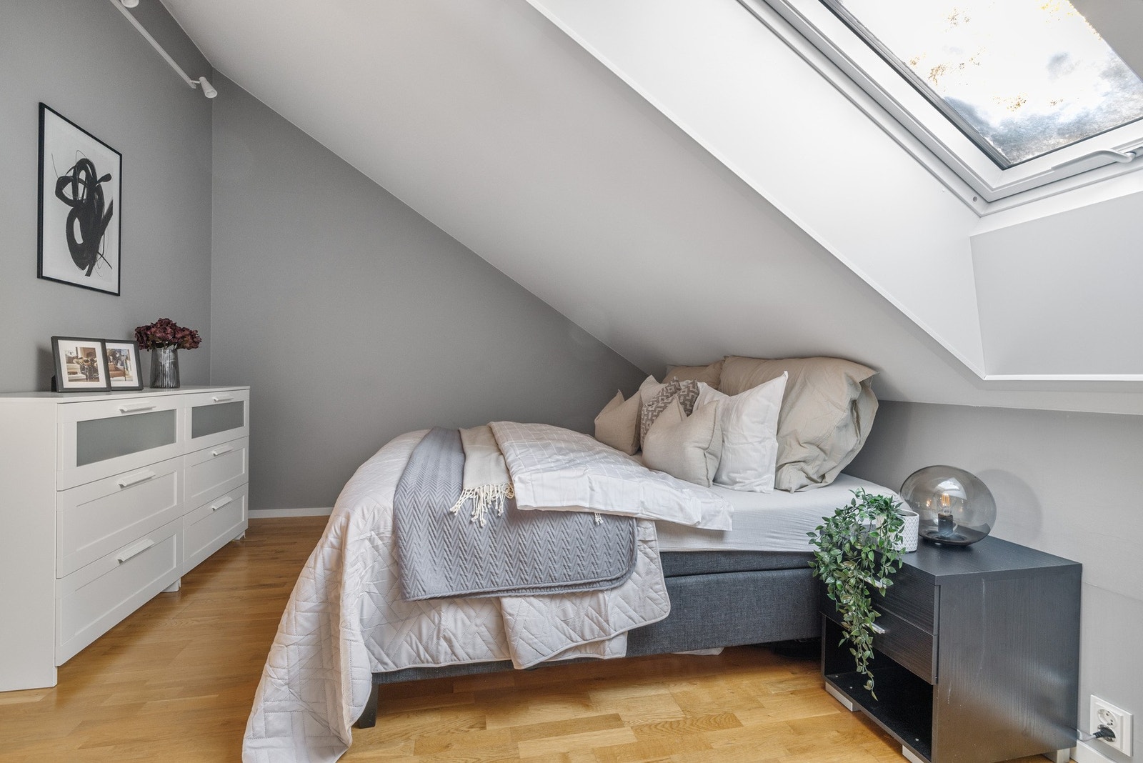 Det er fin plass til stor dobbeltseng med tilhørende nattbord på begge sider. Galleribilde