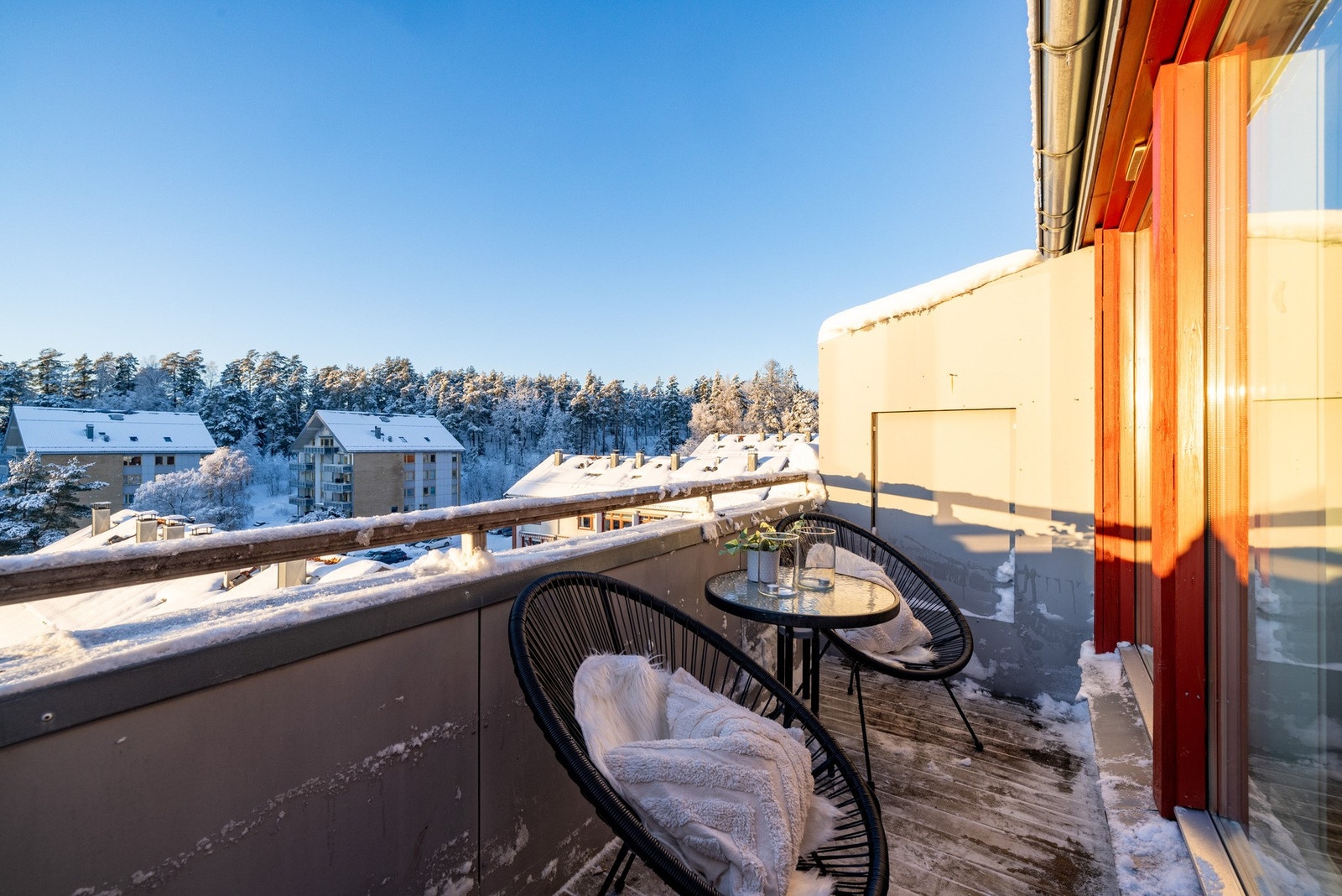 Balkongen ligger vestvendt med gode solforhold store deler av dagen, sommerstid. Galleribilde